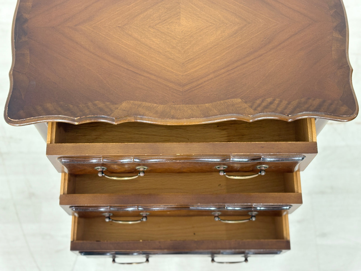 Mid-Century Chippendale Nachttisch / Kleine Kommode / Vintage Kommode / 60er Jahre
