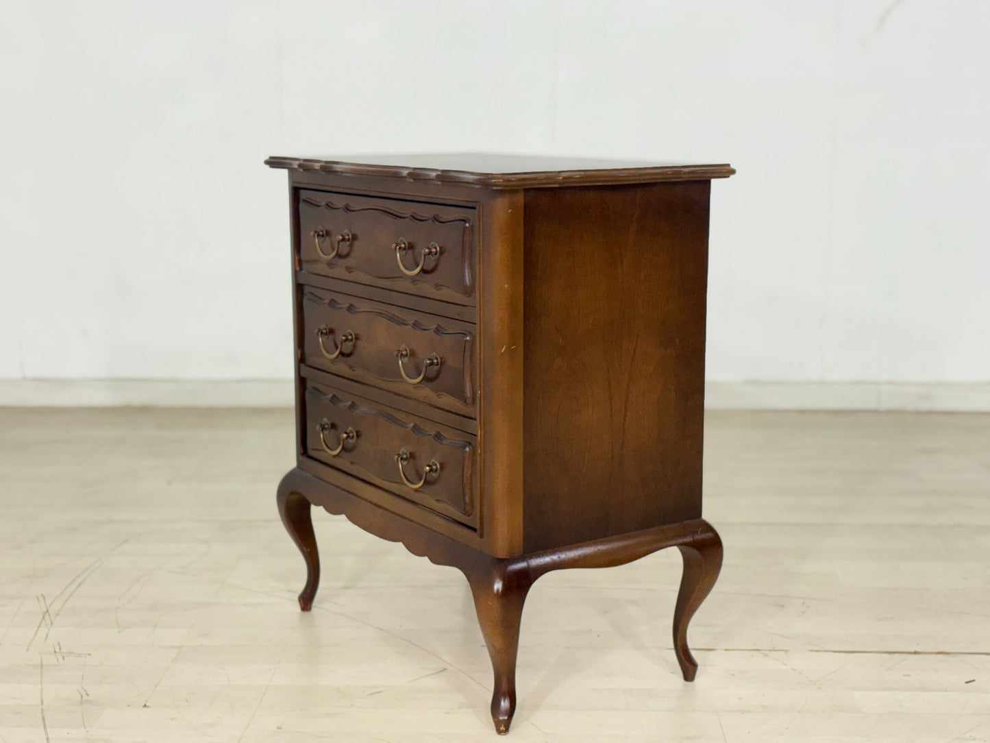 Mid-Century Chippendale Nachttisch / Kleine Kommode / Vintage Kommode / 60er Jahre