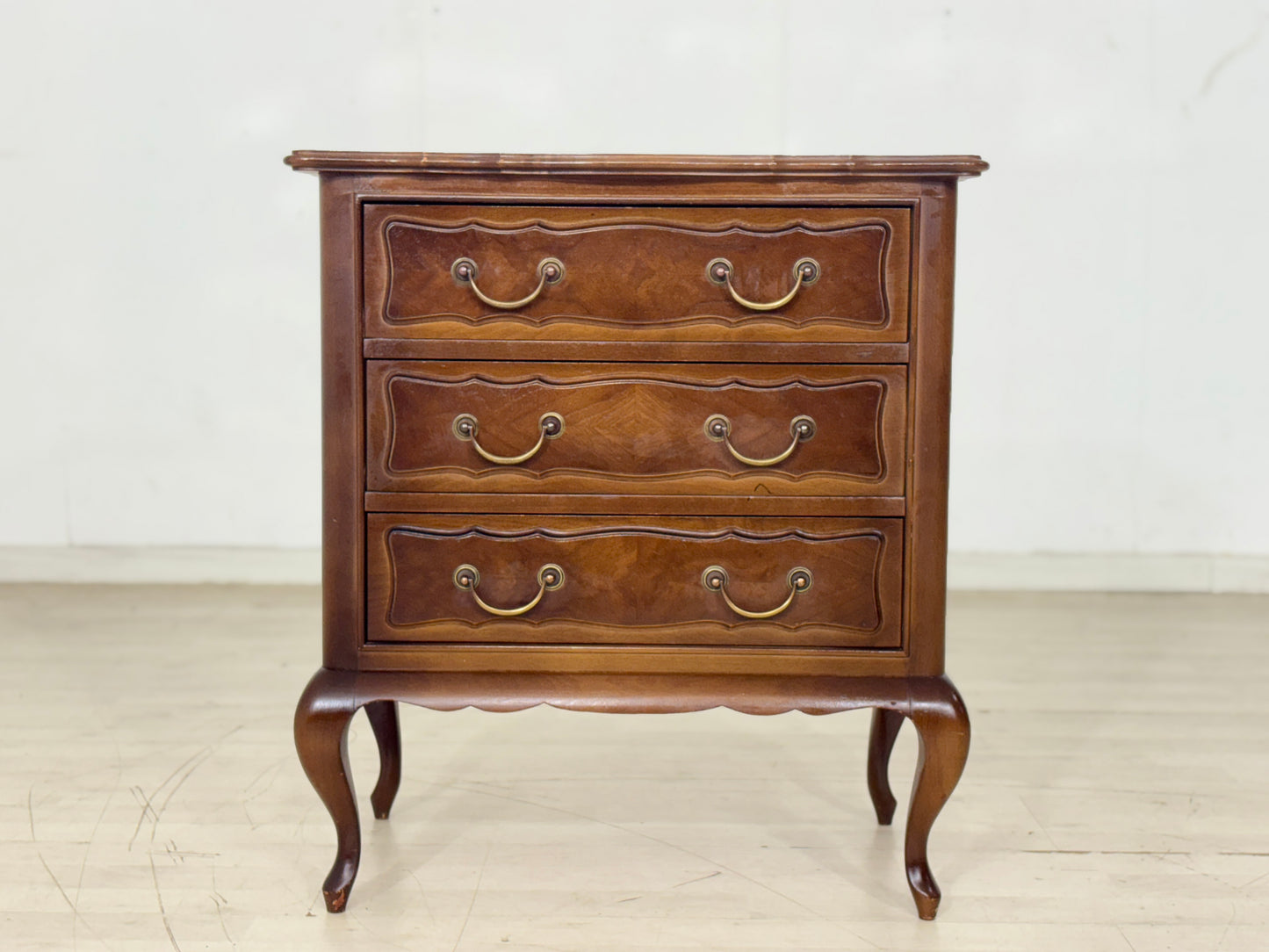 Mid-Century Chippendale Nachttisch / Kleine Kommode / Vintage Kommode / 60er Jahre