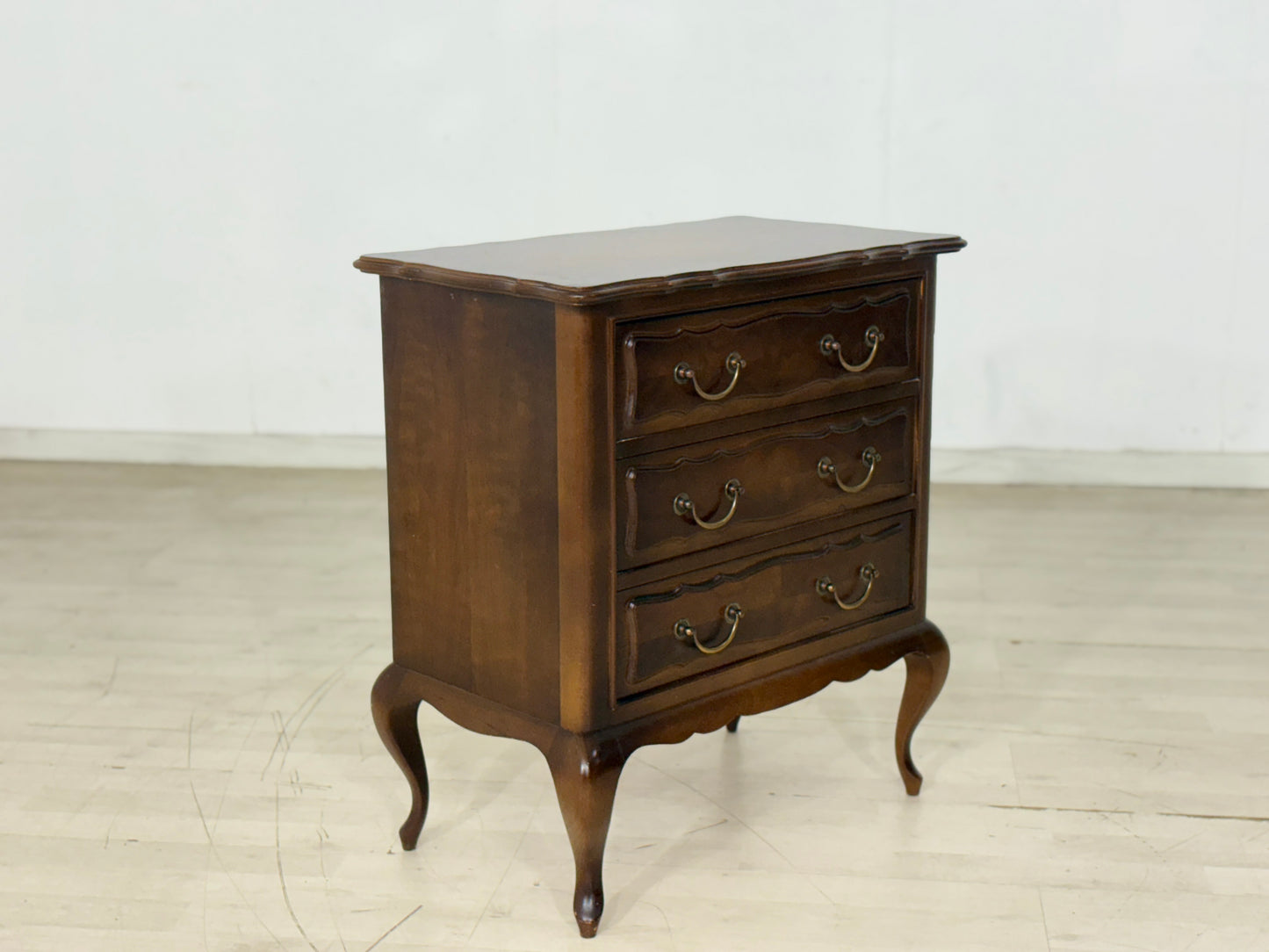 Mid-Century Chippendale Nachttisch / Kleine Kommode / Vintage Kommode / 60er Jahre