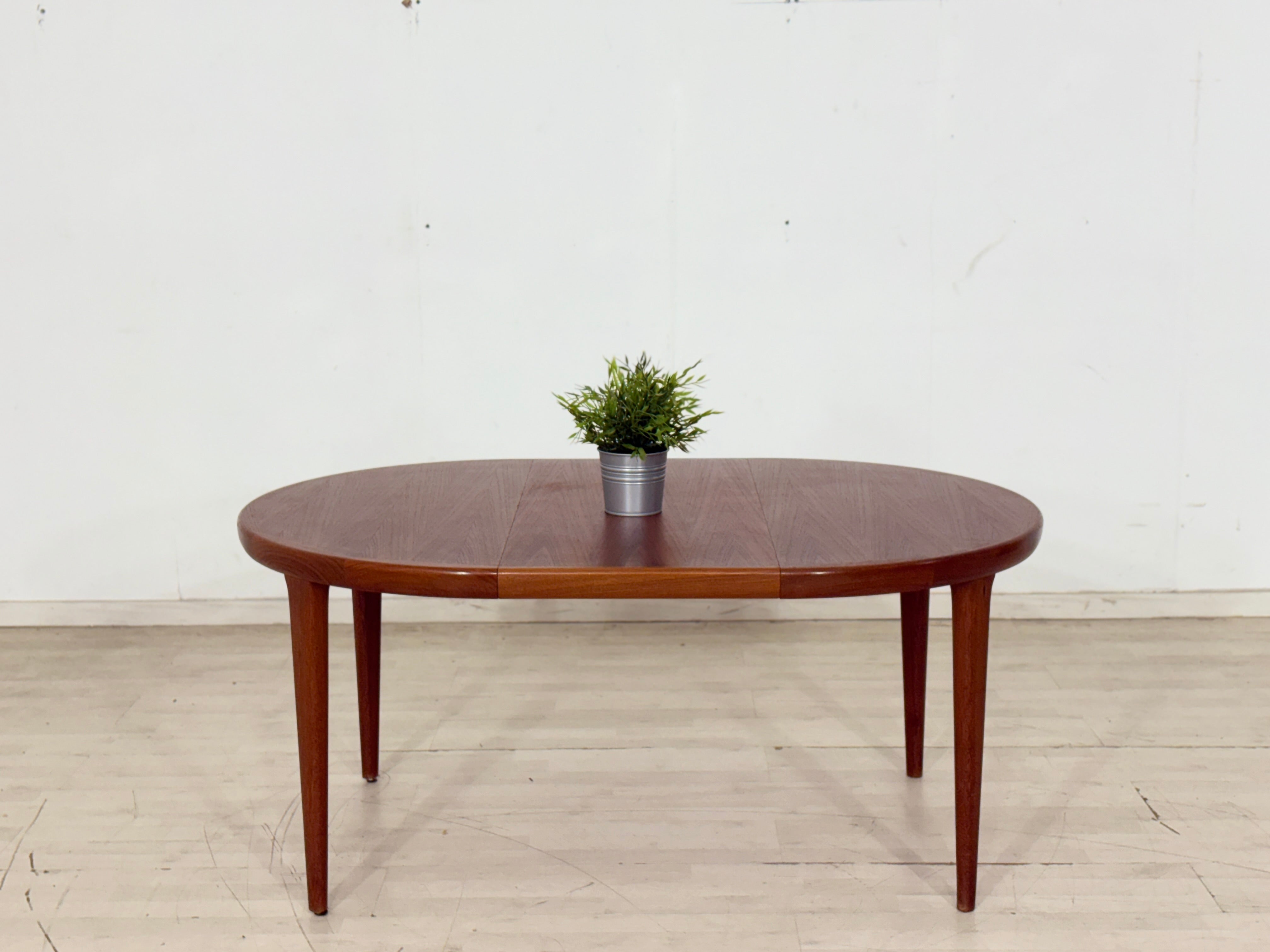 Coffee tables / kidney tables – Mobiliar Berlin