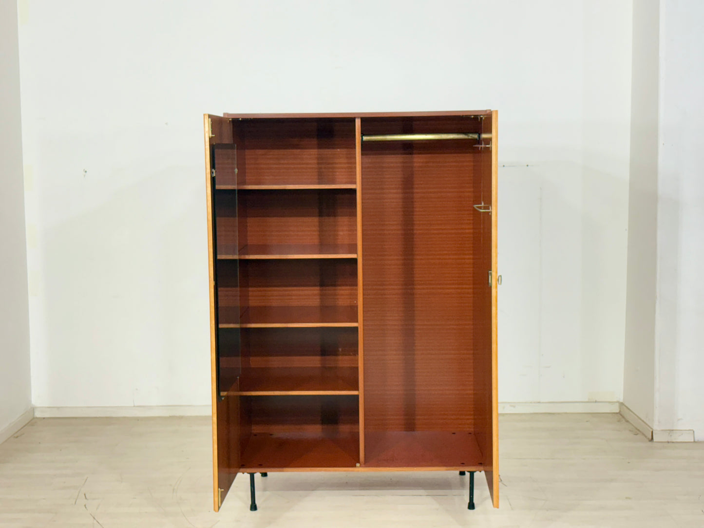 Kleiderschrank / Vintage Kleiderschrank – 60er Jahre