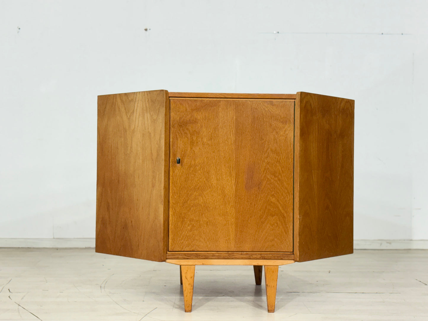 Mid-Century Eckschrank / Vintage Wohnzimmerschrank – 60er Jahre