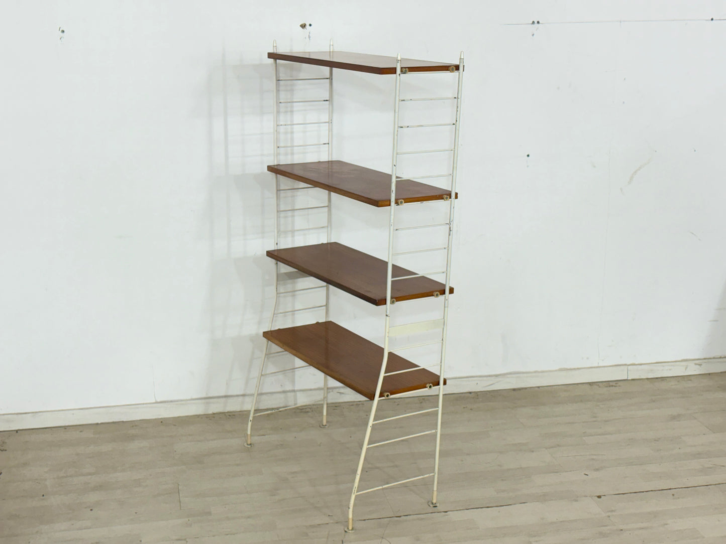 String Regal / Wandregal – Mid-Century Design