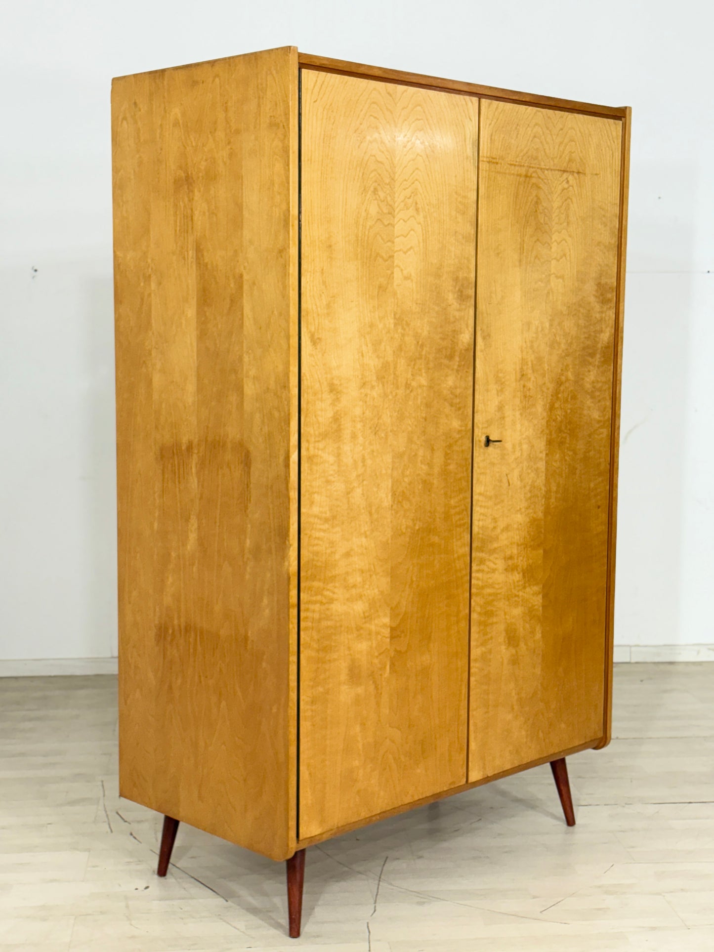 Zweitüriger Vintage Kleiderschrank Holz Schrank Schlafzimmerschrank