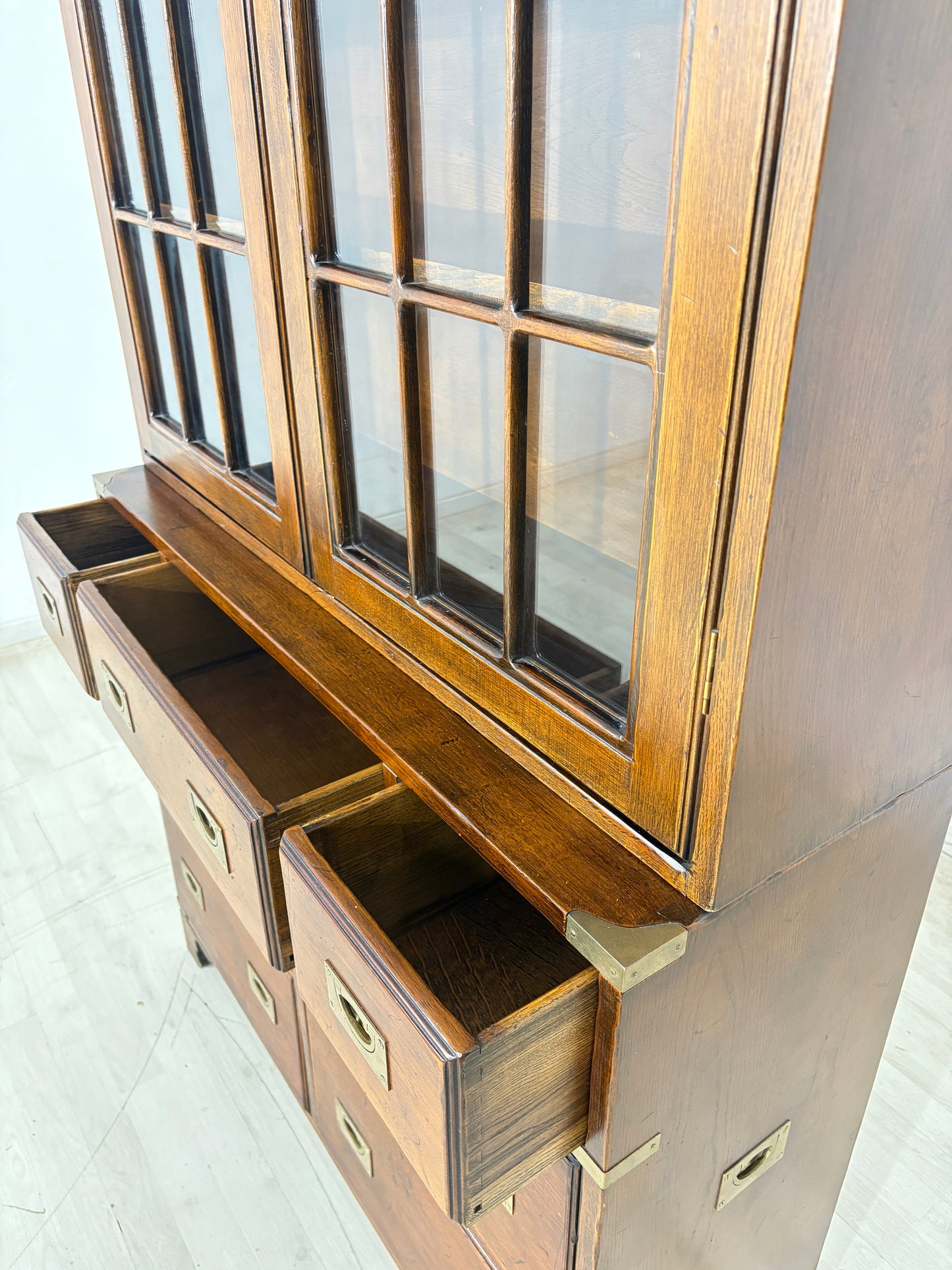 Vitrine Englischer Kolonialstil / Mahagoni-Vitrinenschrank / Bücherschrank / Vitrine