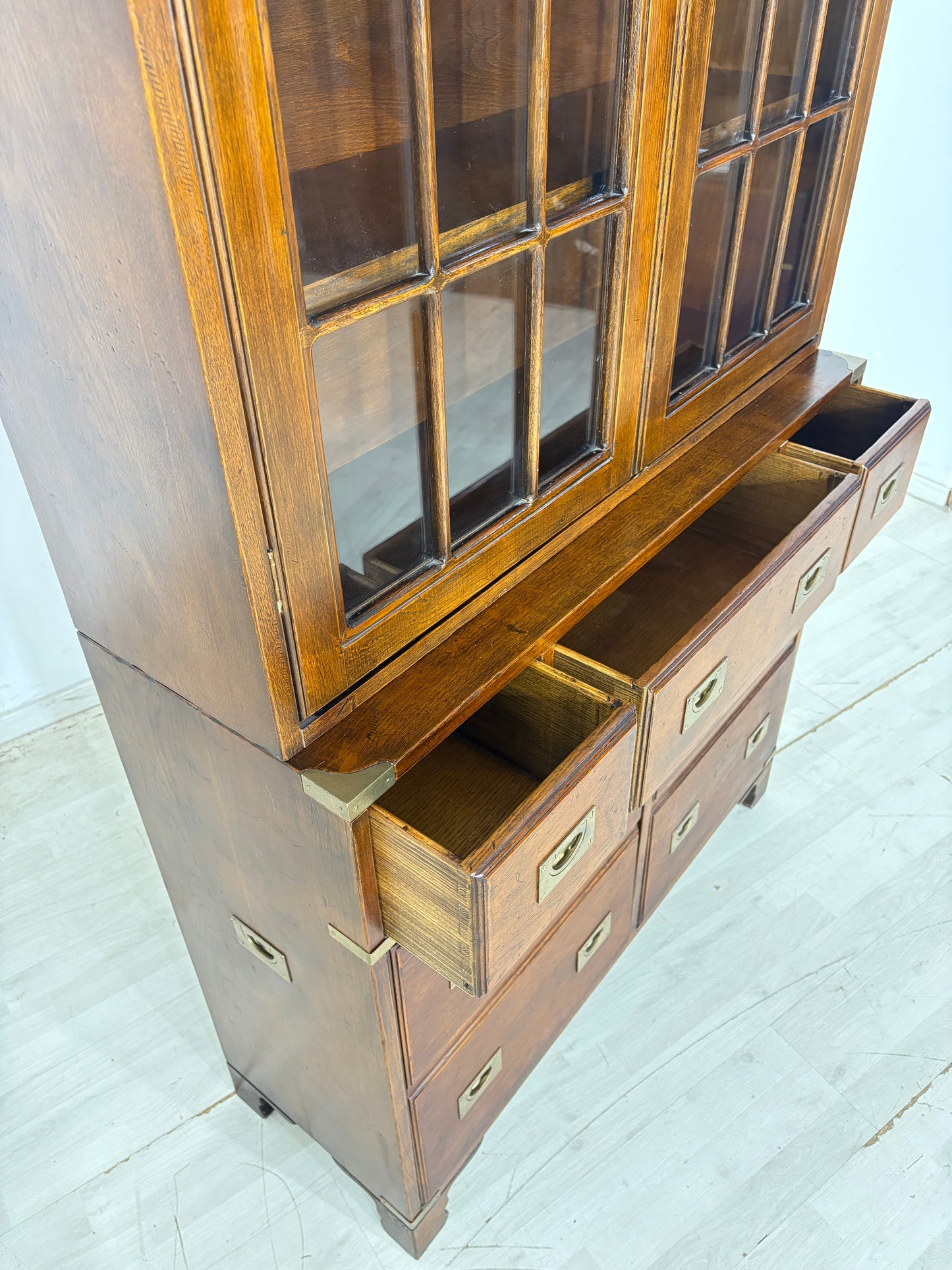 Vitrine Englischer Kolonialstil / Mahagoni-Vitrinenschrank / Bücherschrank / Vitrine