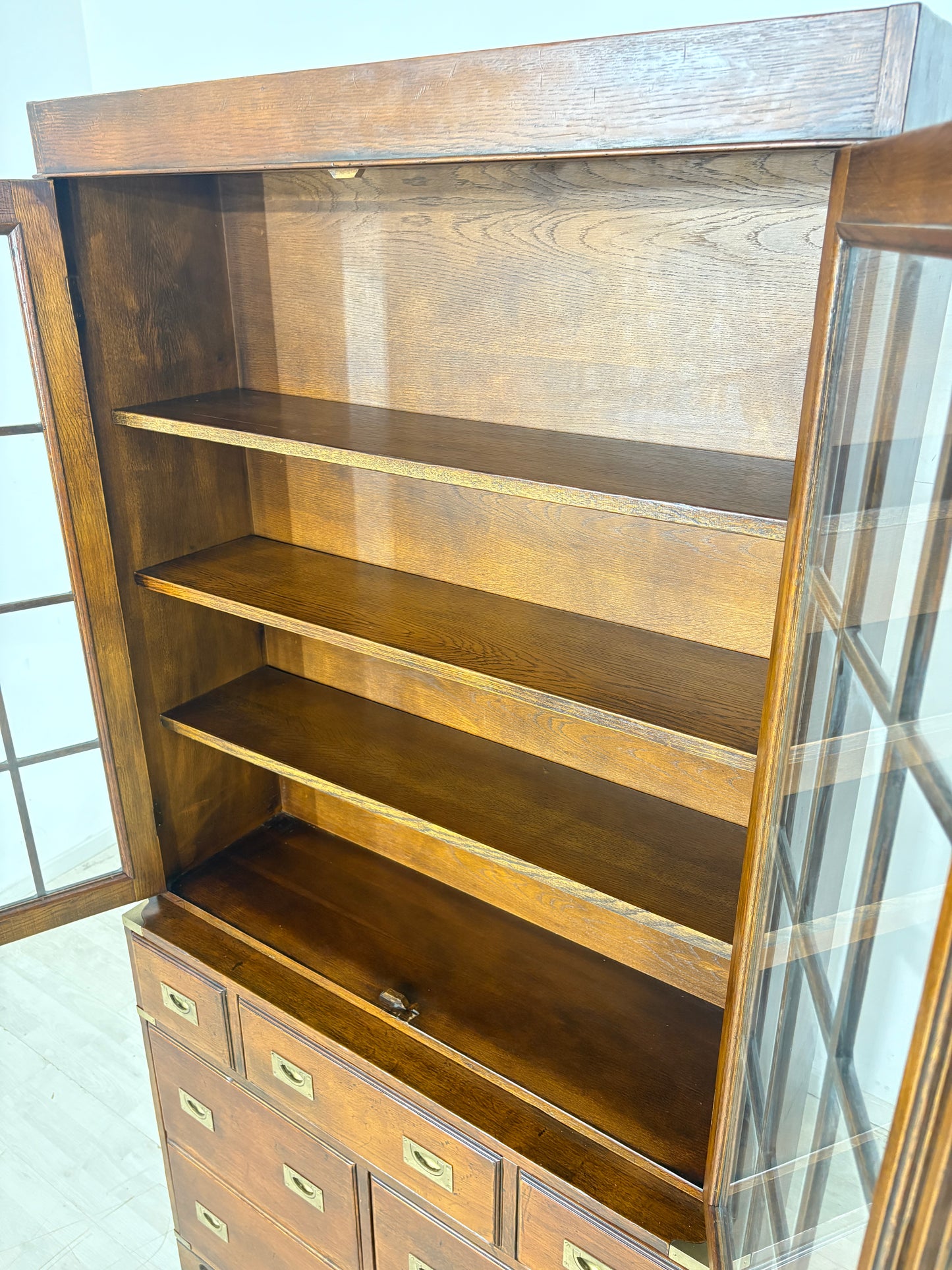 Vitrine Englischer Kolonialstil / Mahagoni-Vitrinenschrank / Bücherschrank / Vitrine