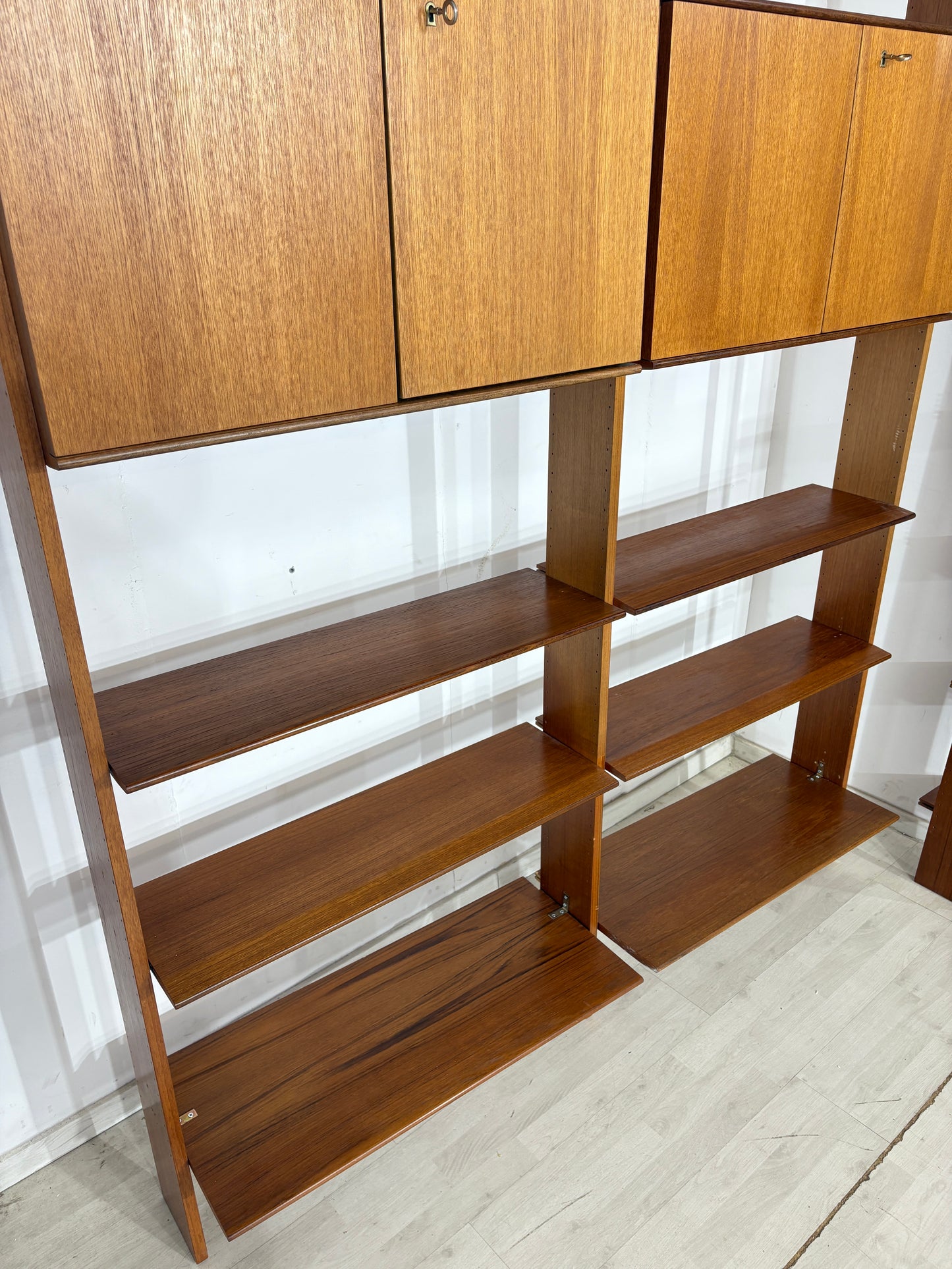 Modulares Mid-Century Wandregal von interna-Peter Pedrides / Teak-Regalsystem 60er Jahre