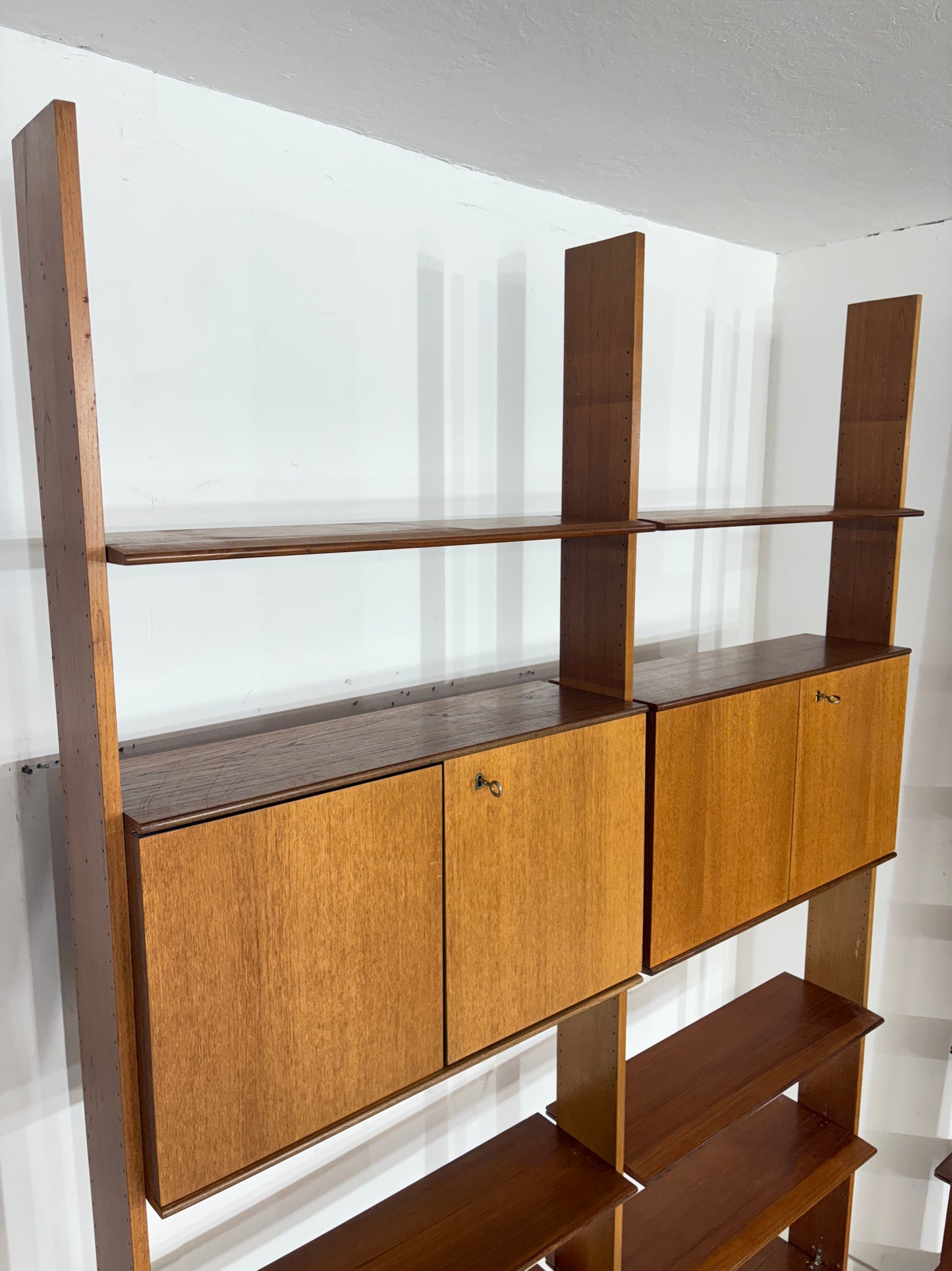 Modulares Mid-Century Wandregal von interna-Peter Pedrides / Teak-Regalsystem 60er Jahre