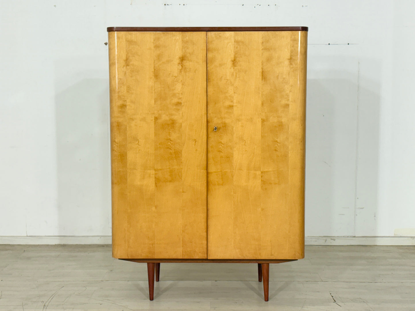 Stilvoller Mid-Century Kleiderschrank / 60er Jahre Wäscheschrank / Vintage Kleiderschrank