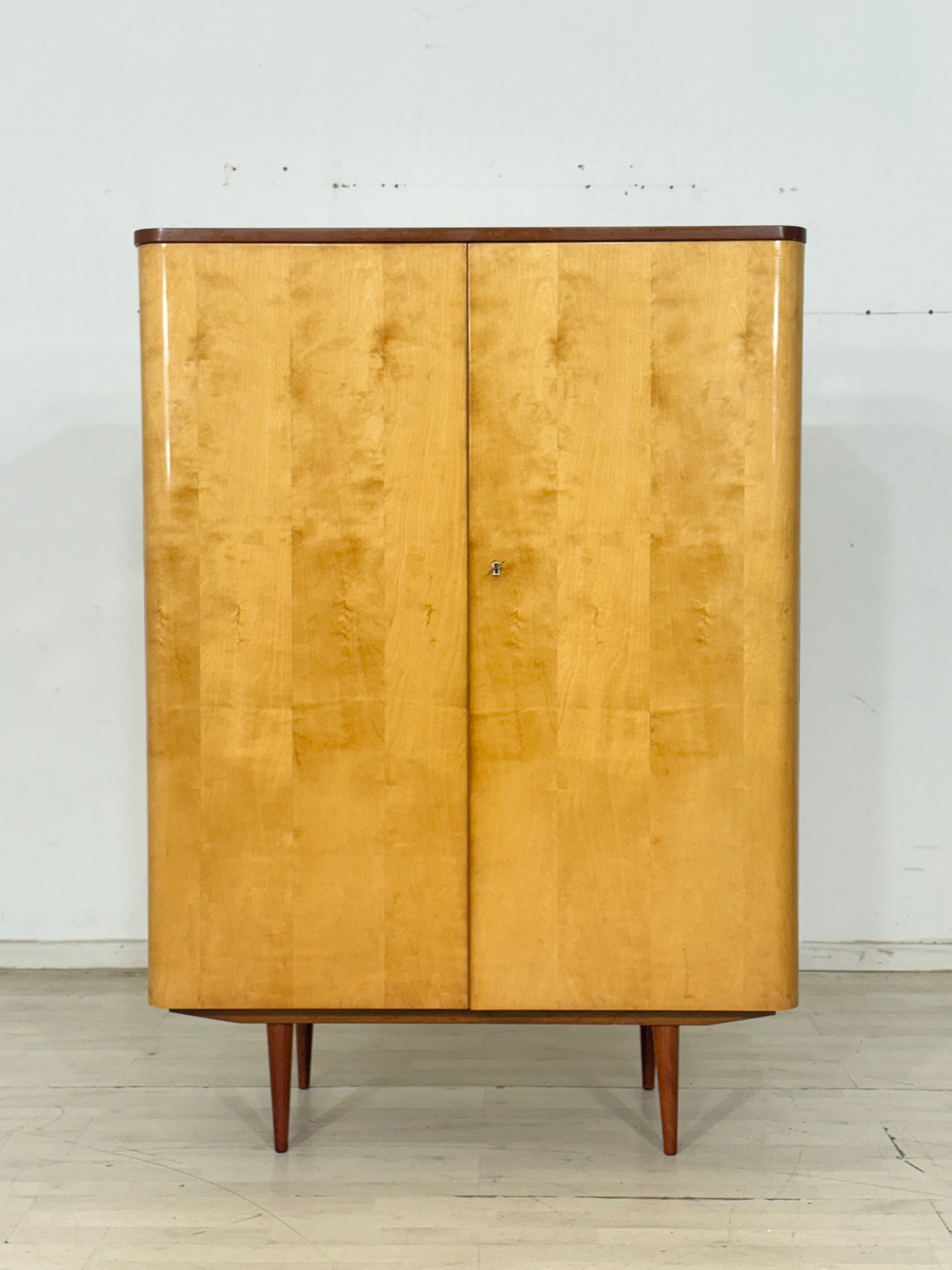 Stilvoller Mid-Century Kleiderschrank / 60er Jahre Wäscheschrank / Vintage Kleiderschrank