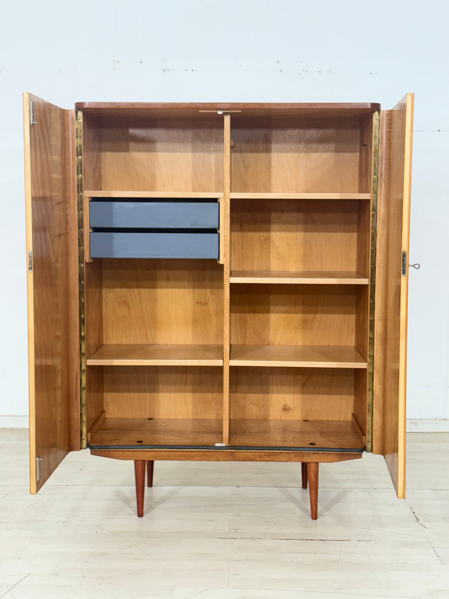 Stilvoller Mid-Century Kleiderschrank / 60er Jahre Wäscheschrank / Vintage Kleiderschrank