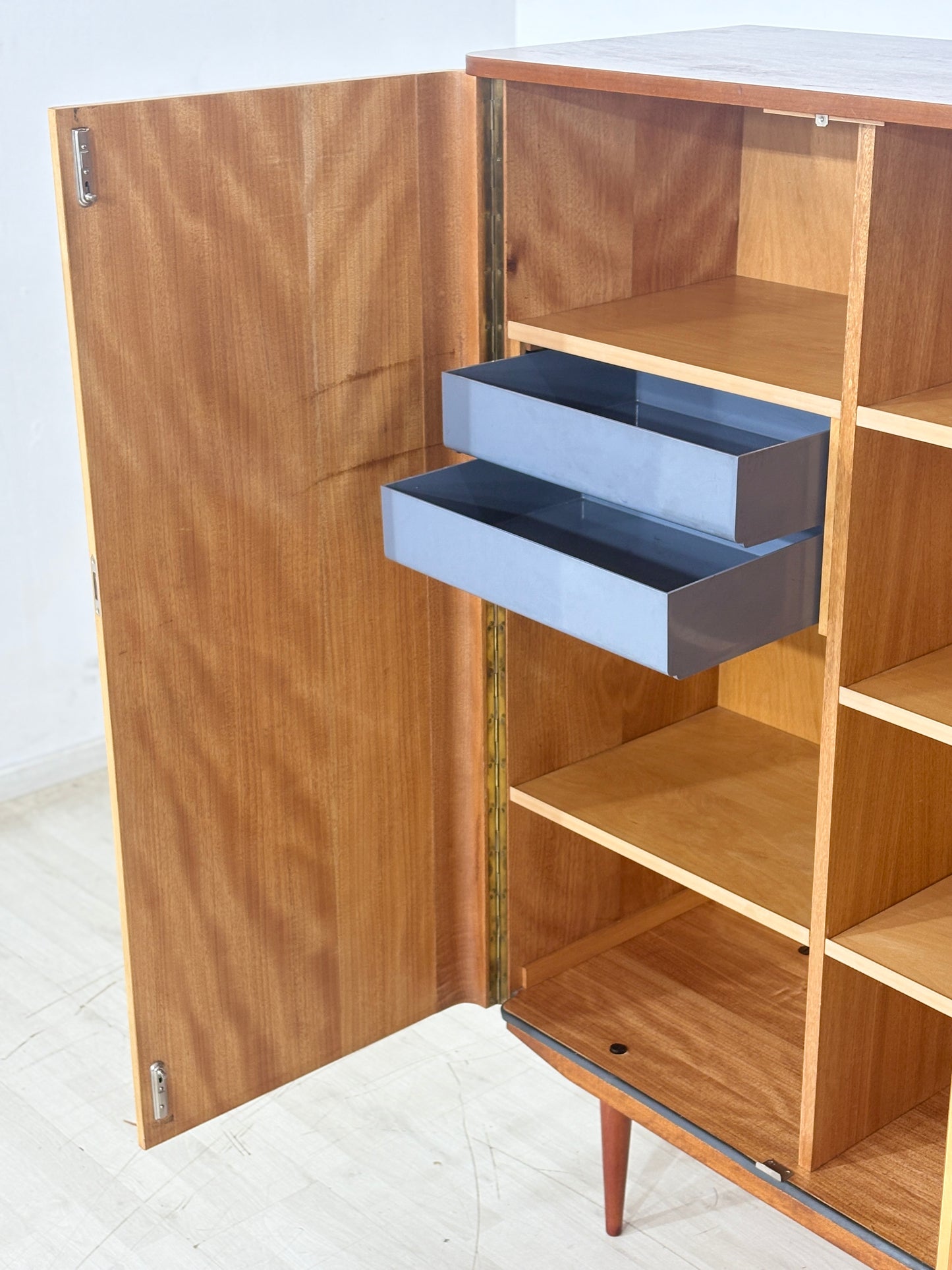 Stilvoller Mid-Century Kleiderschrank / 60er Jahre Wäscheschrank / Vintage Kleiderschrank
