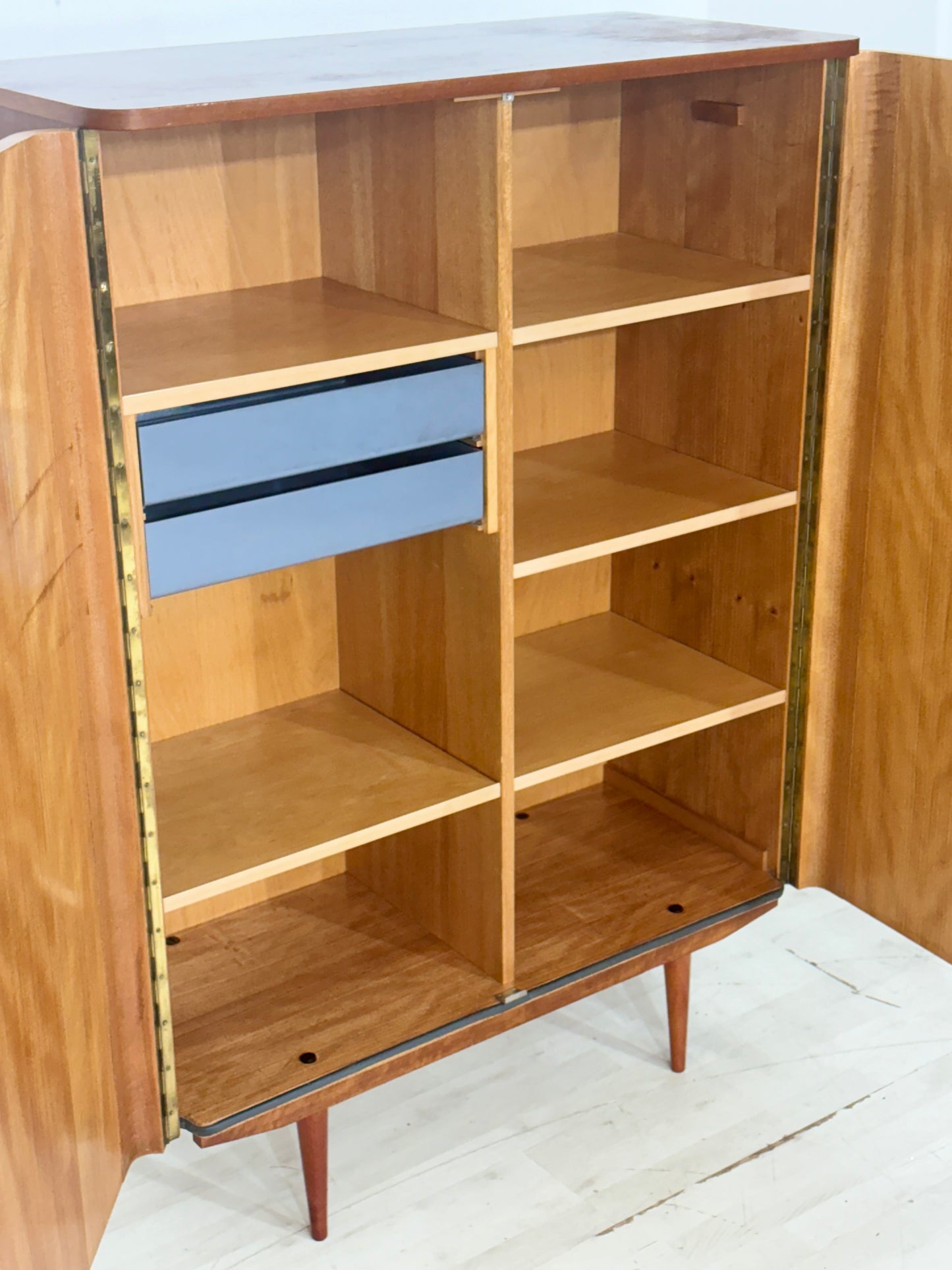 Stilvoller Mid-Century Kleiderschrank / 60er Jahre Wäscheschrank / Vintage Kleiderschrank