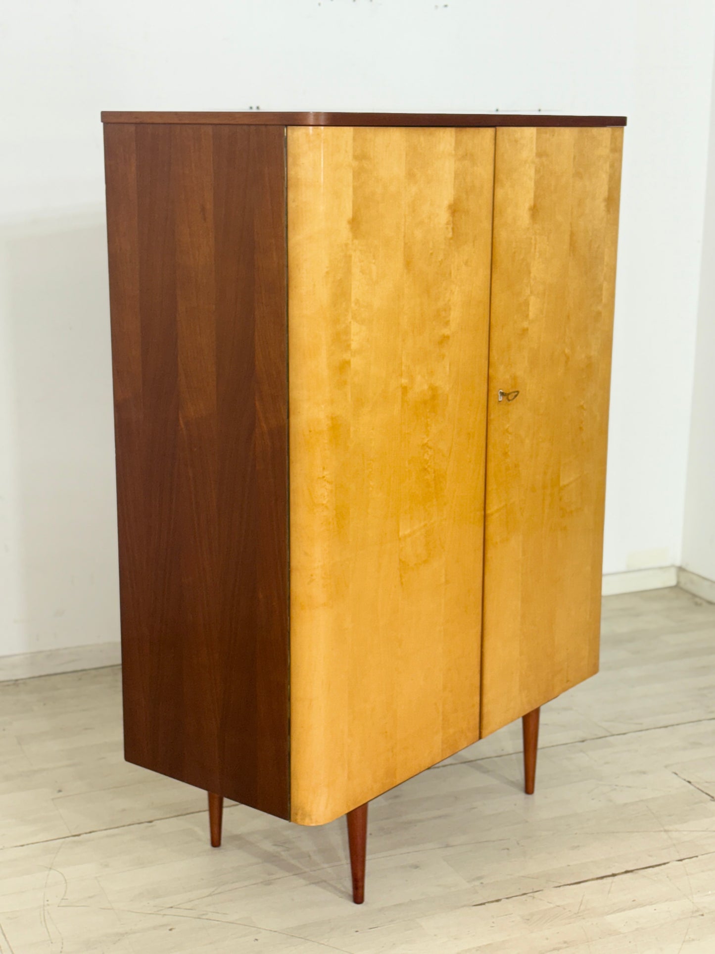 Stilvoller Mid-Century Kleiderschrank / 60er Jahre Wäscheschrank / Vintage Kleiderschrank