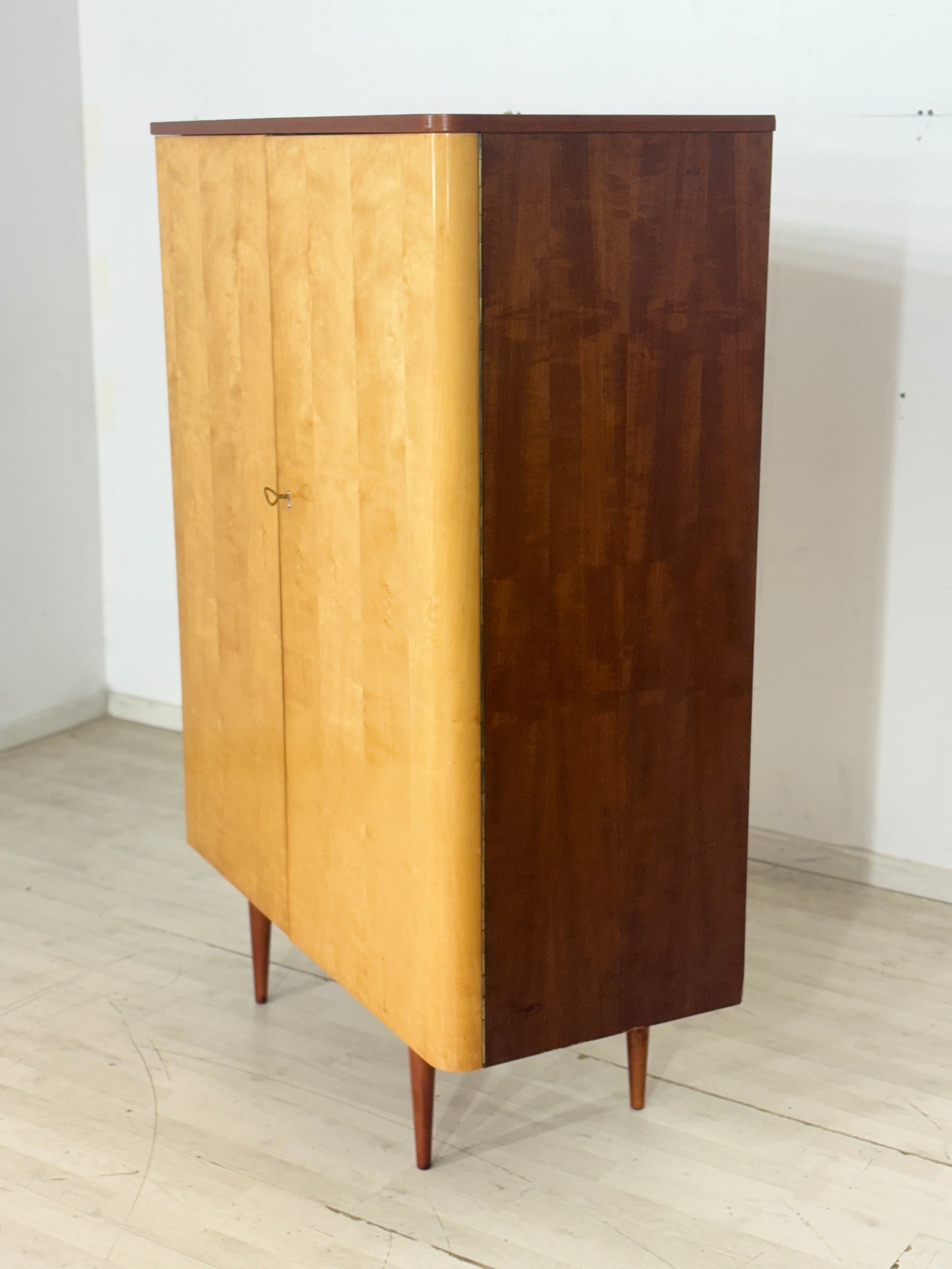 Stilvoller Mid-Century Kleiderschrank / 60er Jahre Wäscheschrank / Vintage Kleiderschrank
