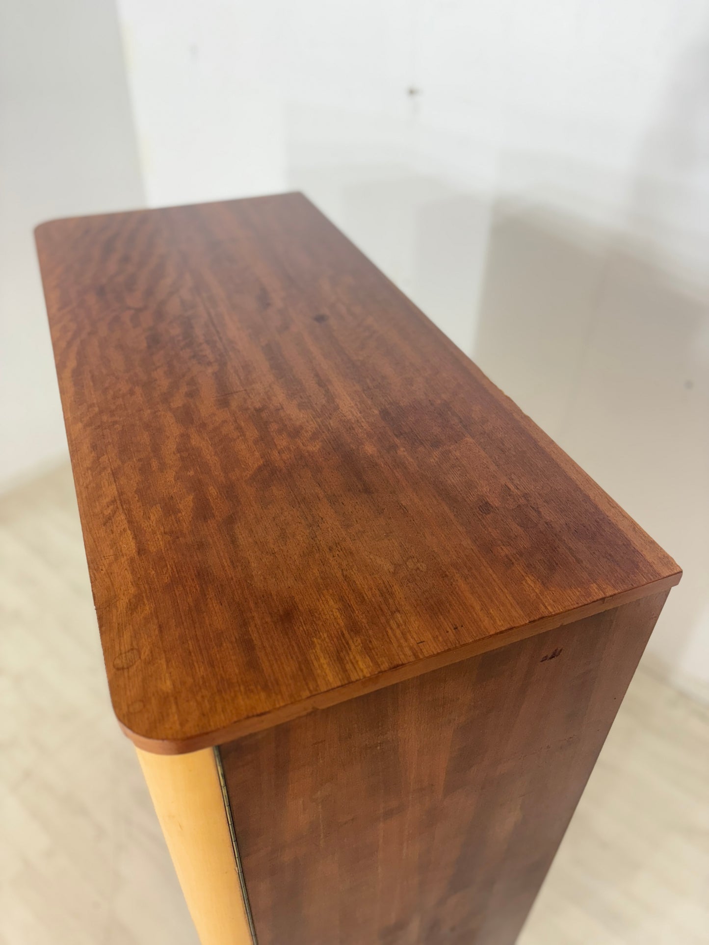 Stilvoller Mid-Century Kleiderschrank / 60er Jahre Wäscheschrank / Vintage Kleiderschrank