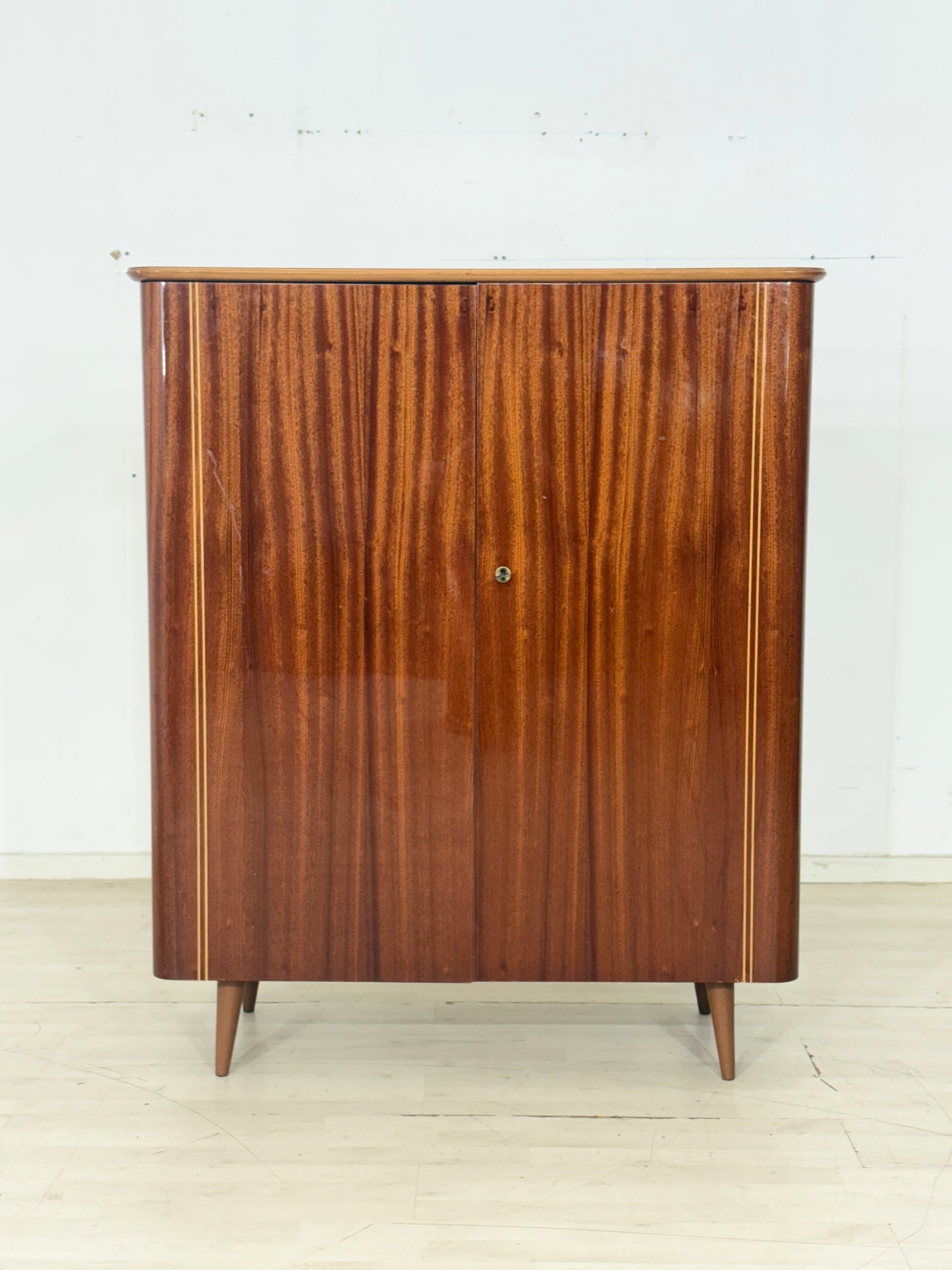 Mahagoni Kleiderschrank / Mid Century Kleiderschrank / 60er Jahre Vintage Wäscheschrank