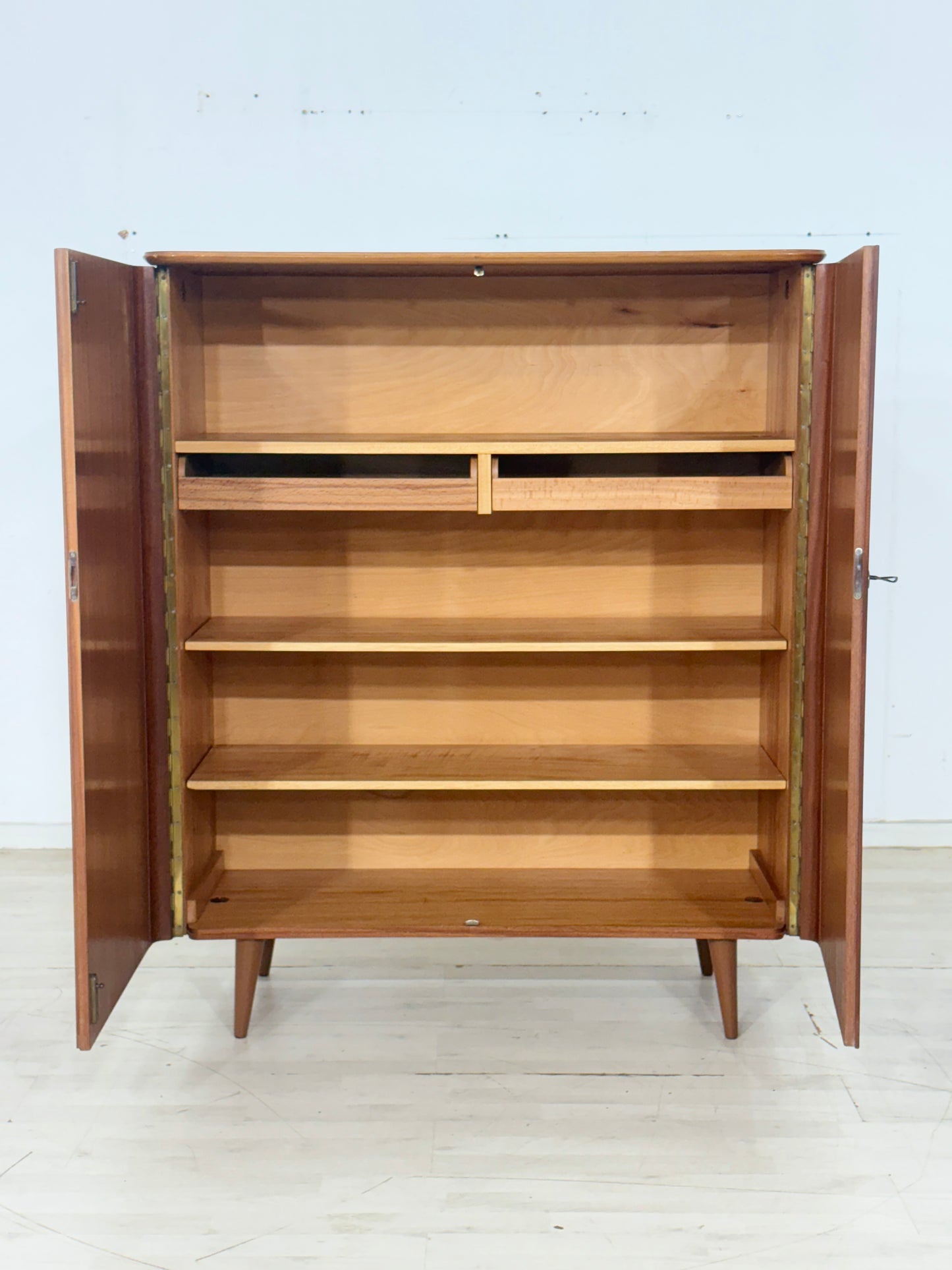 Mahagoni Kleiderschrank / Mid Century Kleiderschrank / 60er Jahre Vintage Wäscheschrank