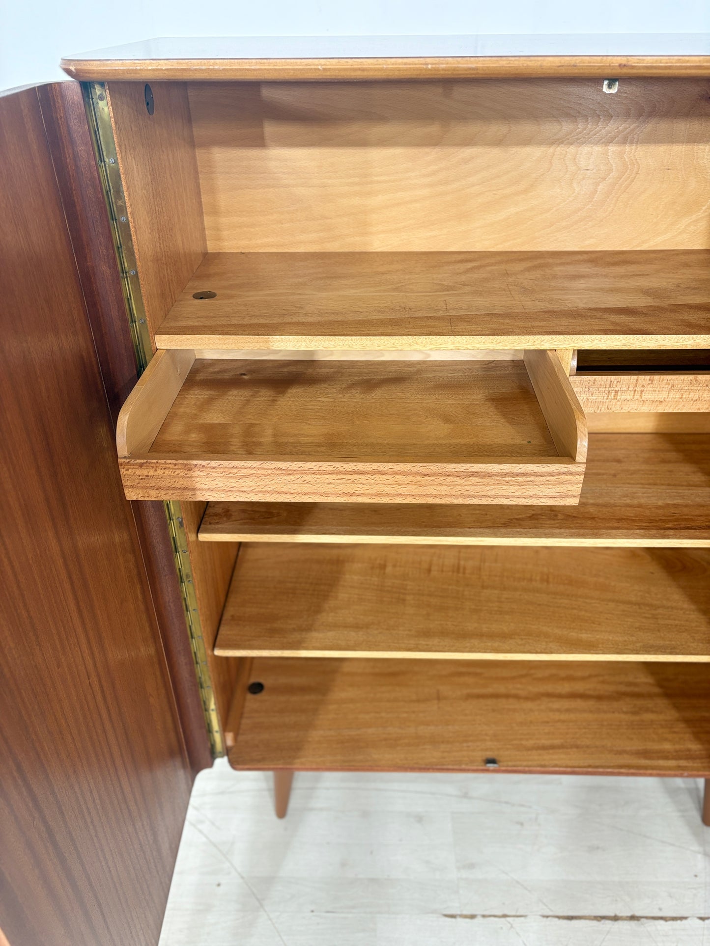 Mahagoni Kleiderschrank / Mid Century Kleiderschrank / 60er Jahre Vintage Wäscheschrank