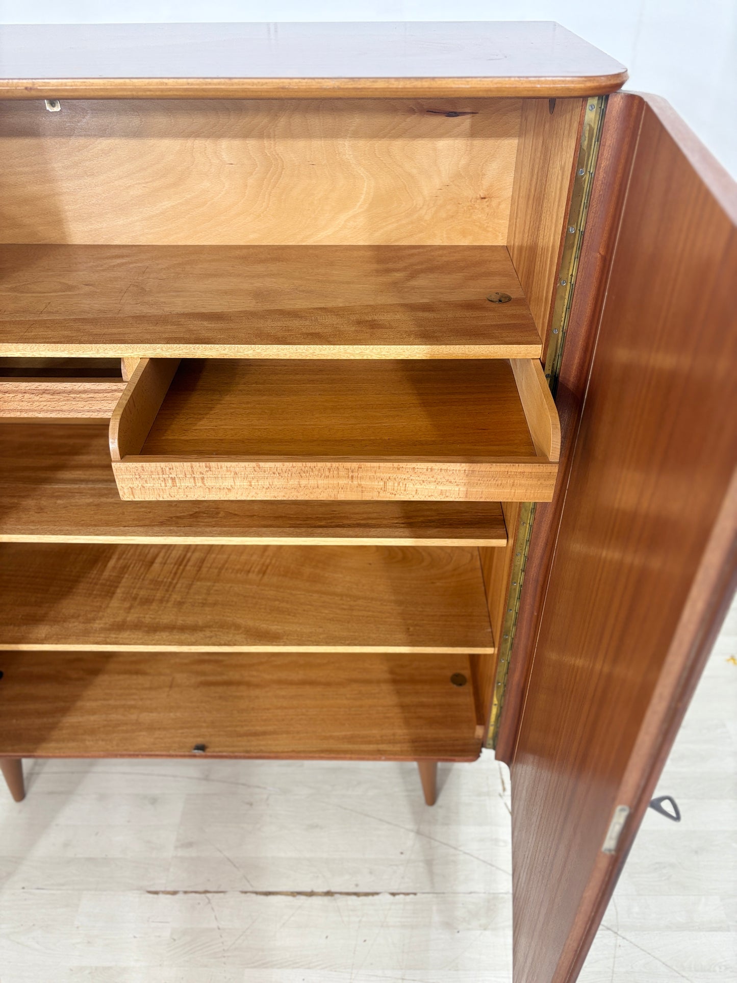 Mahagoni Kleiderschrank / Mid Century Kleiderschrank / 60er Jahre Vintage Wäscheschrank