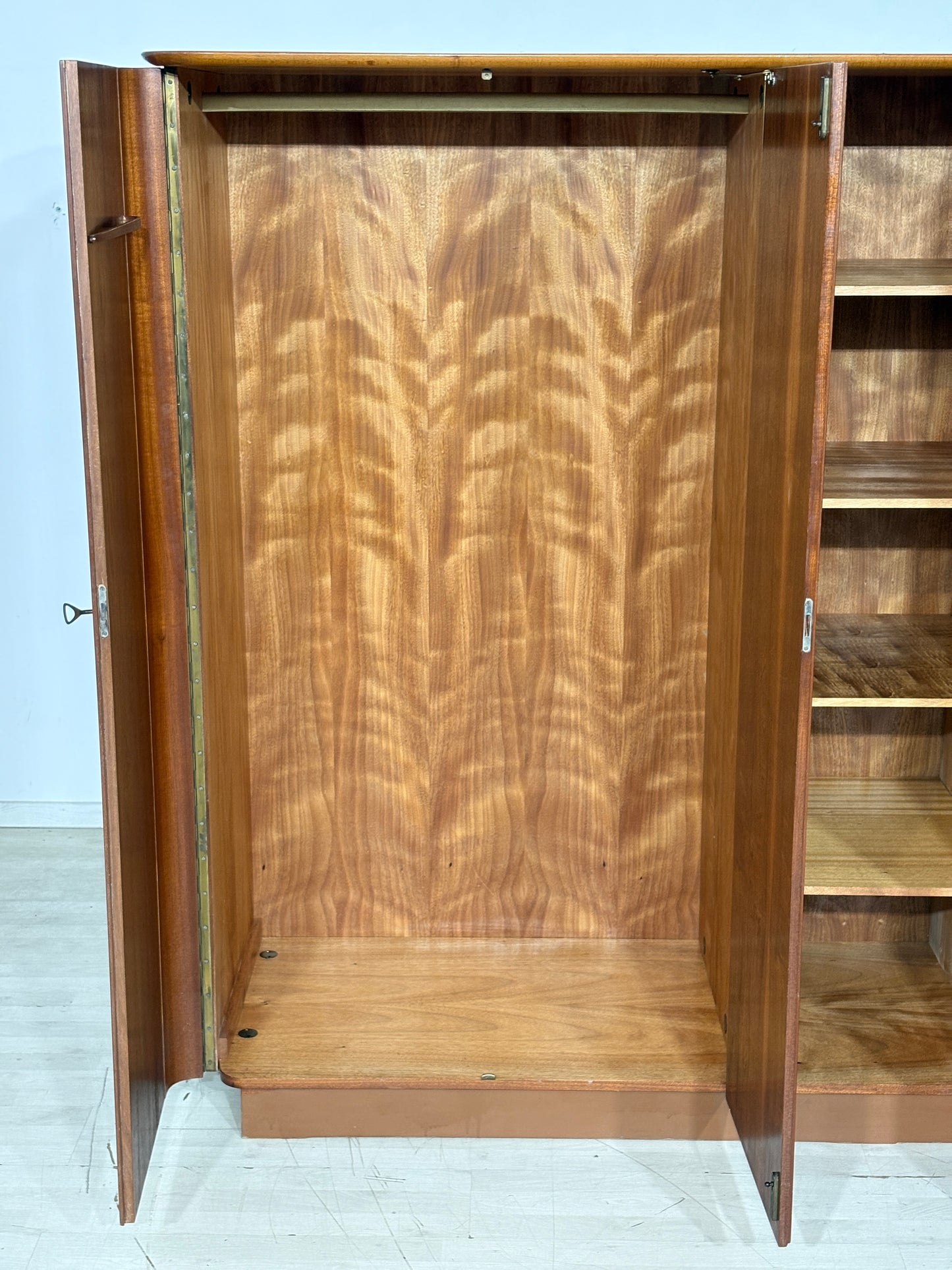 Vintage Kleiderschrank / Wäscheschrank / Mid-Century Kleiderschrank / Schlafzimmerschrank