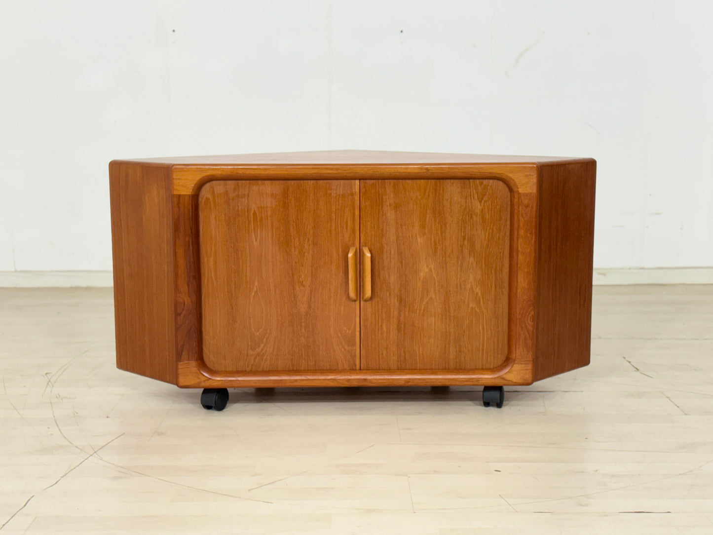 Drylund Teak Kommode / Mid-Century Teak Eck-TV-Board Kommode / Teak Kommode 60er Jahre