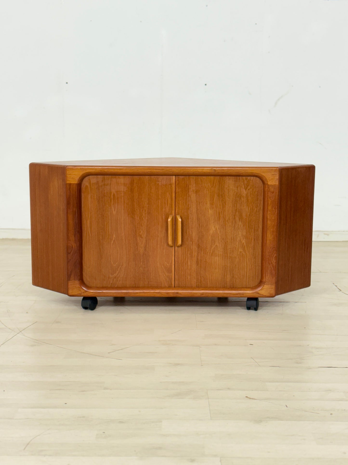 Drylund Teak Kommode / Mid-Century Teak Eck-TV-Board Kommode / Teak Kommode 60er Jahre