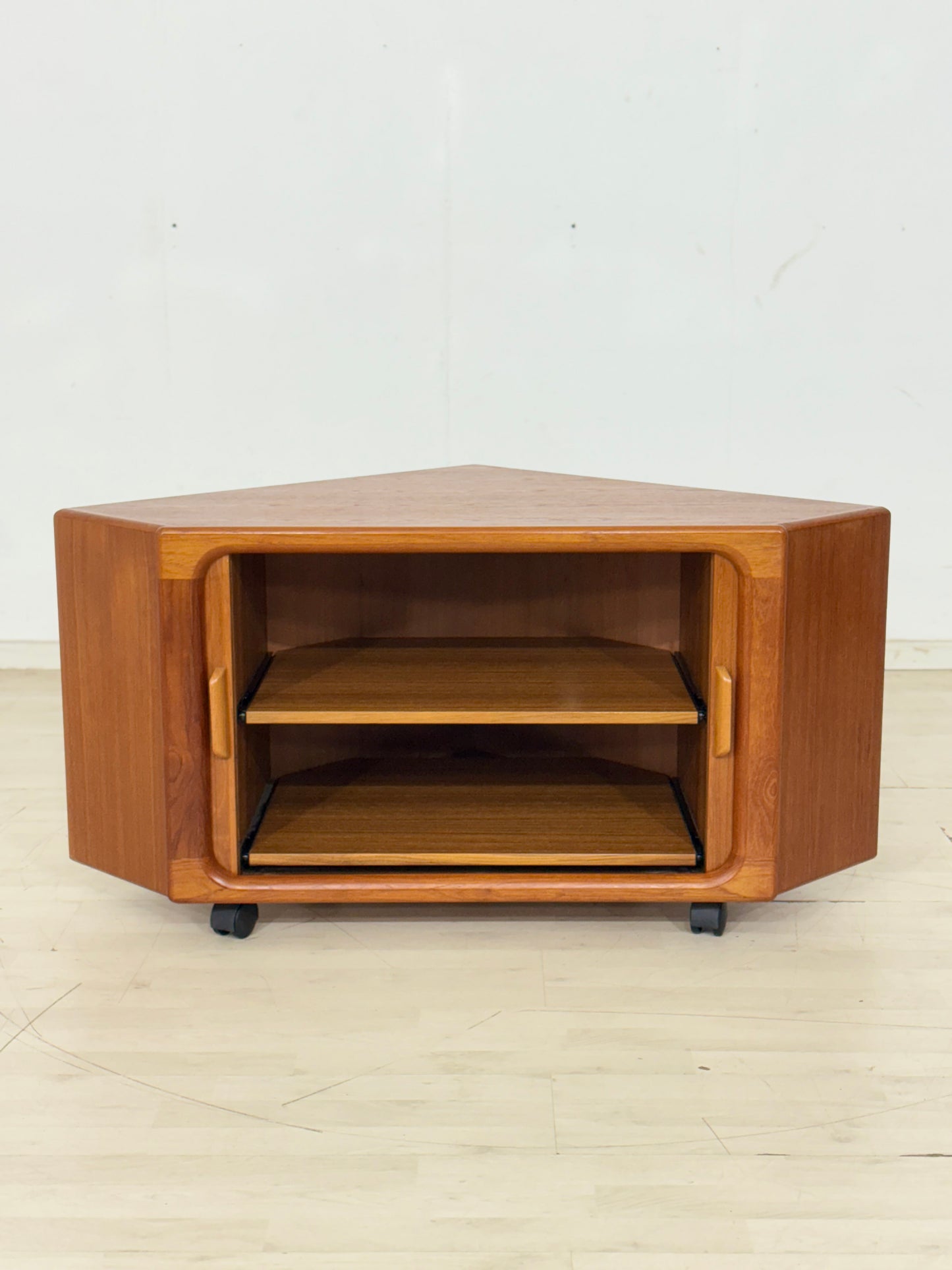 Drylund Teak Kommode / Mid-Century Teak Eck-TV-Board Kommode / Teak Kommode 60er Jahre
