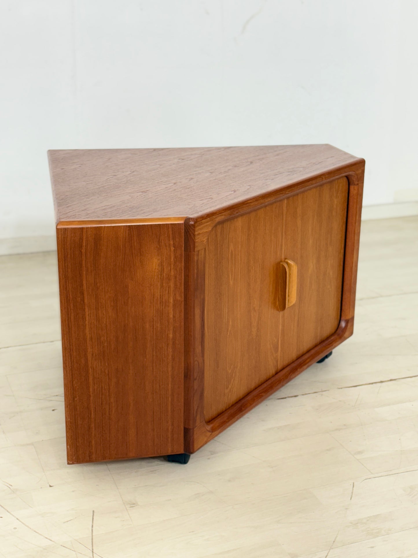 Drylund Teak Kommode / Mid-Century Teak Eck-TV-Board Kommode / Teak Kommode 60er Jahre