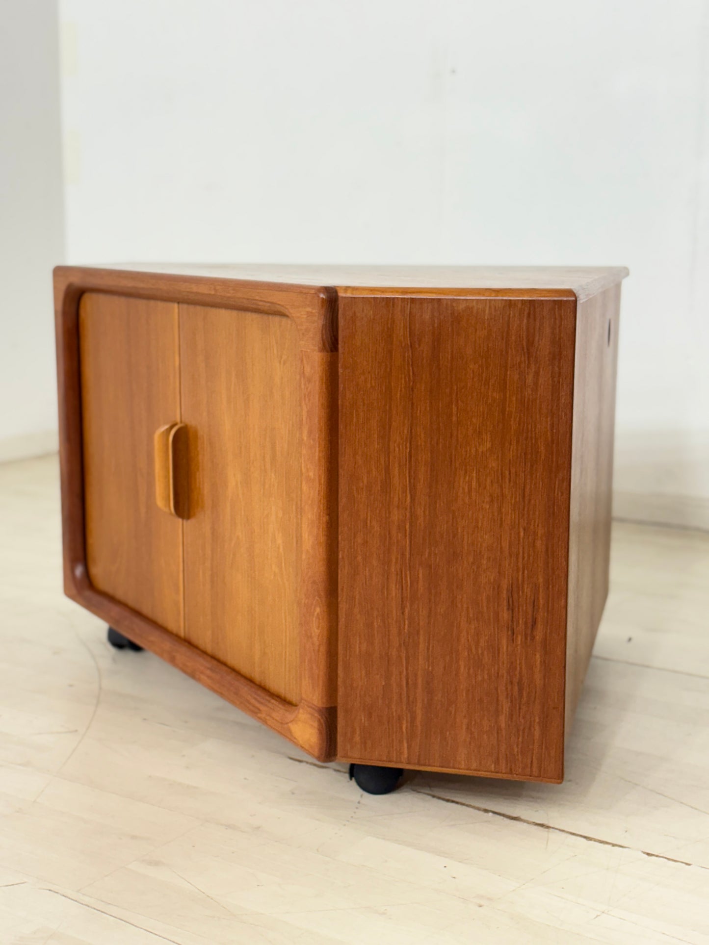 Drylund Teak Kommode / Mid-Century Teak Eck-TV-Board Kommode / Teak Kommode 60er Jahre