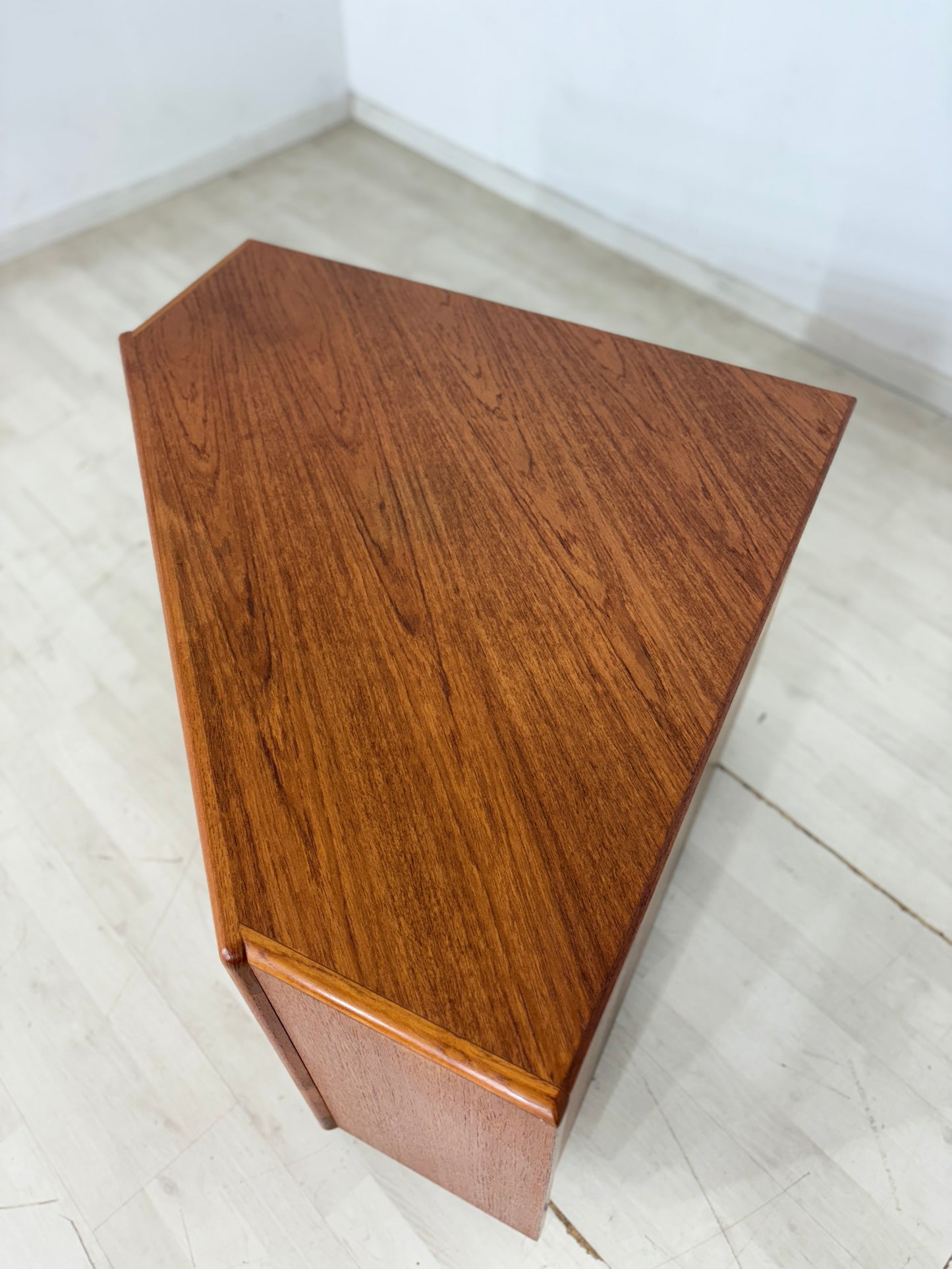 Drylund Teak Kommode / Mid-Century Teak Eck-TV-Board Kommode / Teak Kommode 60er Jahre