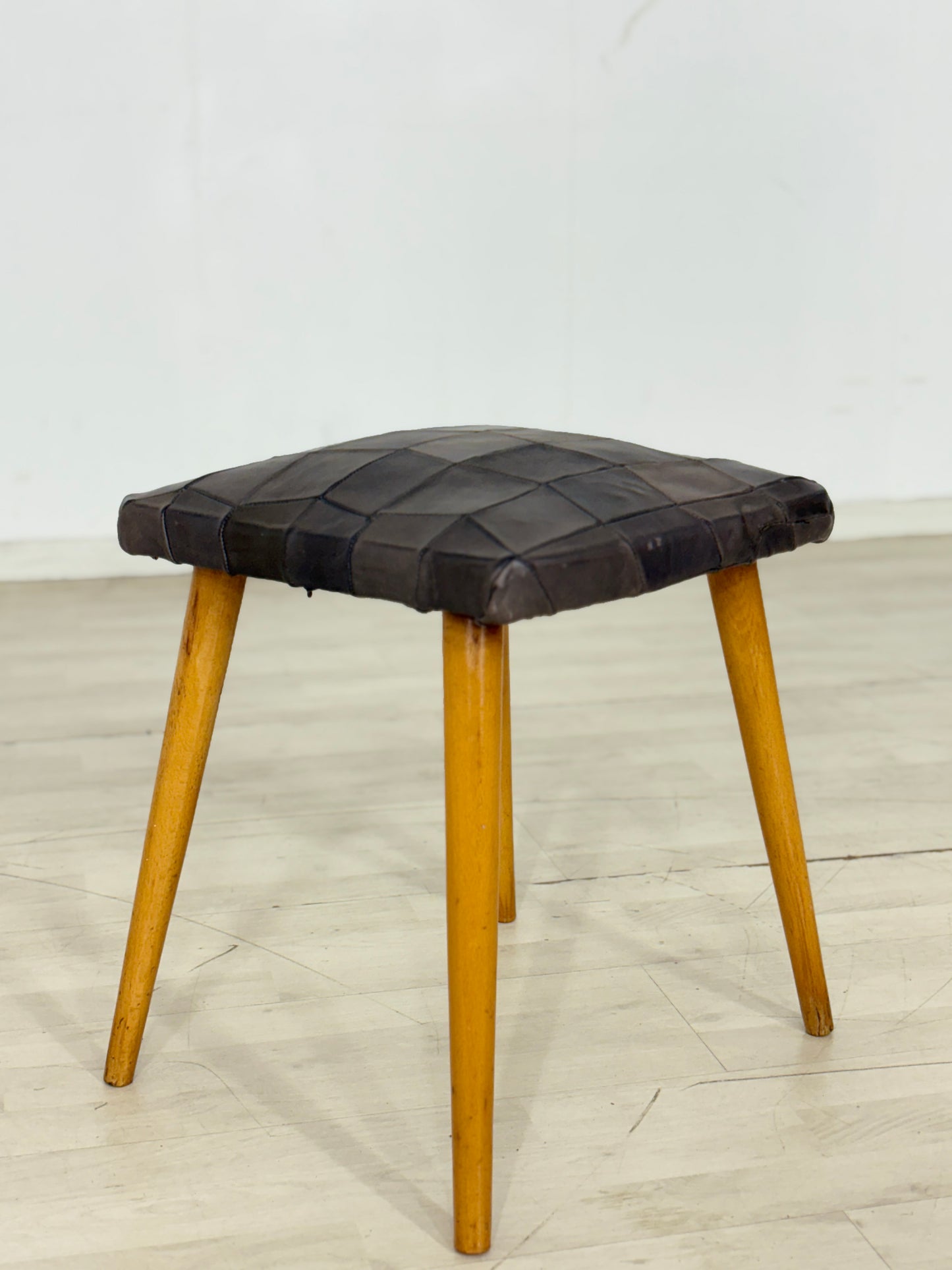 Mid-Century Hocker mit Lederbezug – Vintage Design 60er Jahre