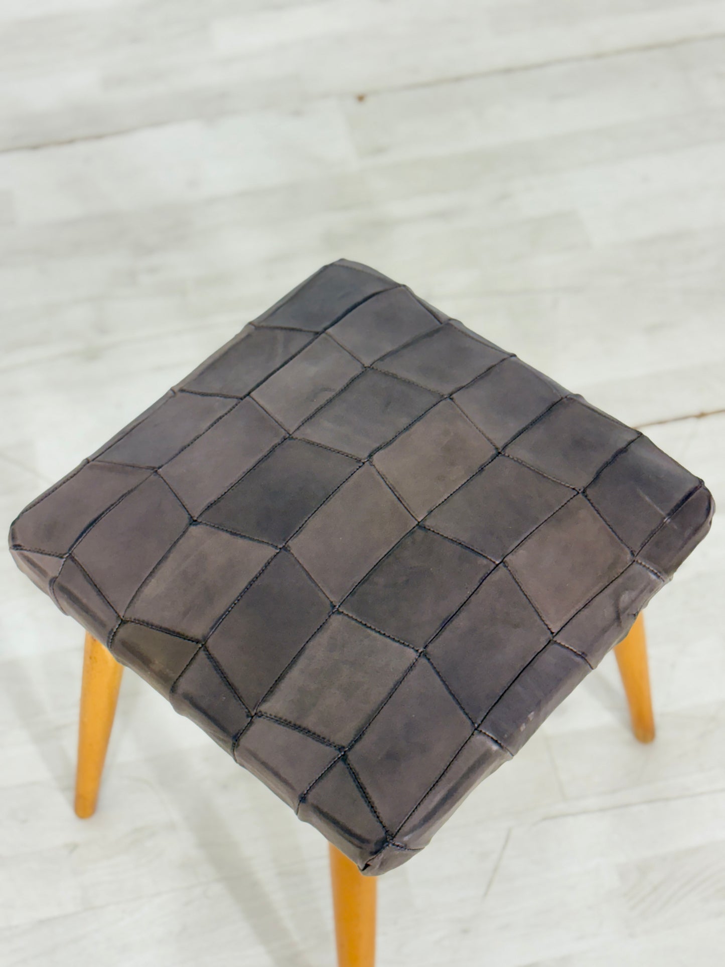 Mid-Century Hocker mit Lederbezug – Vintage Design 60er Jahre