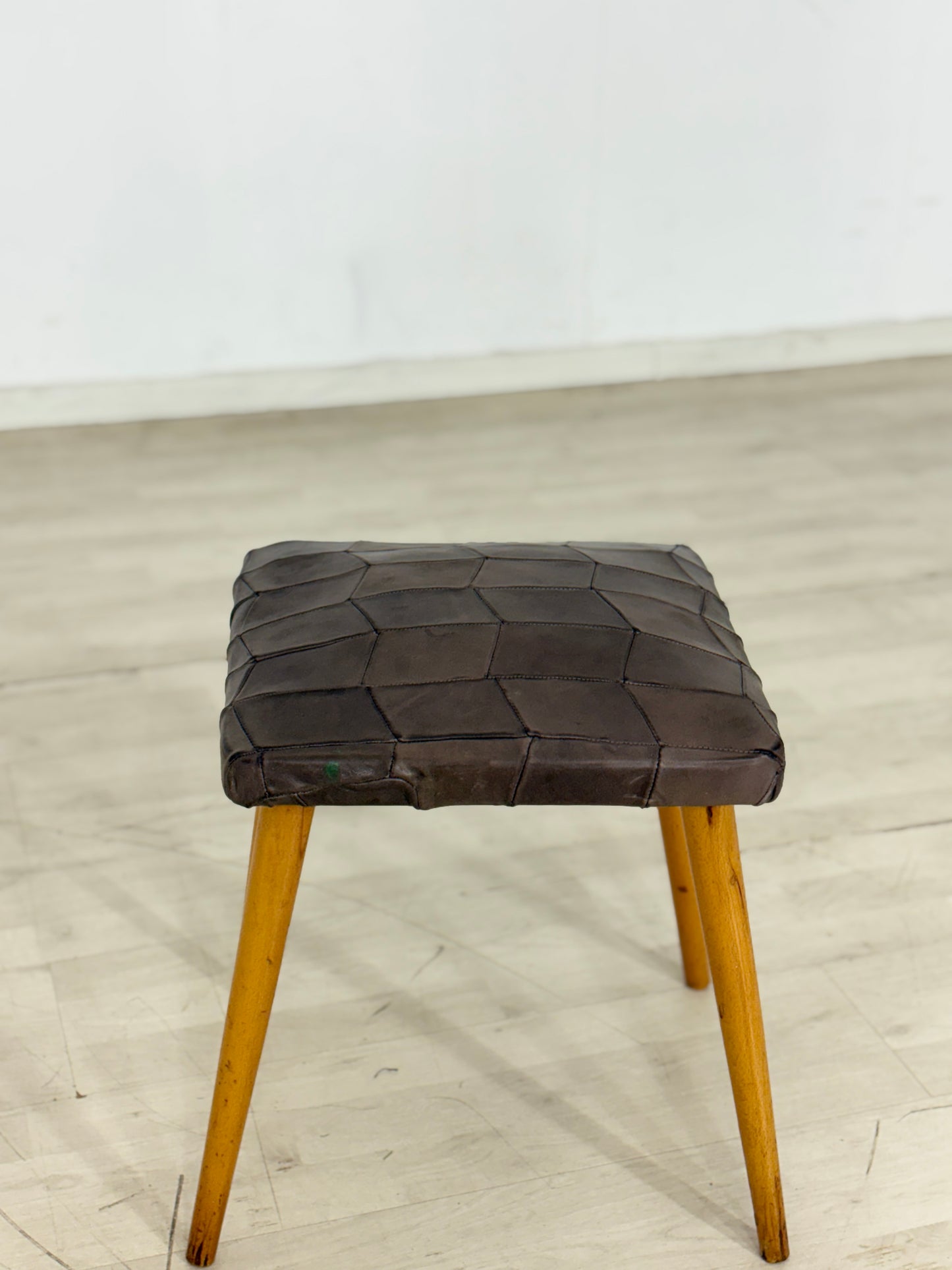 Mid-Century Hocker mit Lederbezug – Vintage Design 60er Jahre