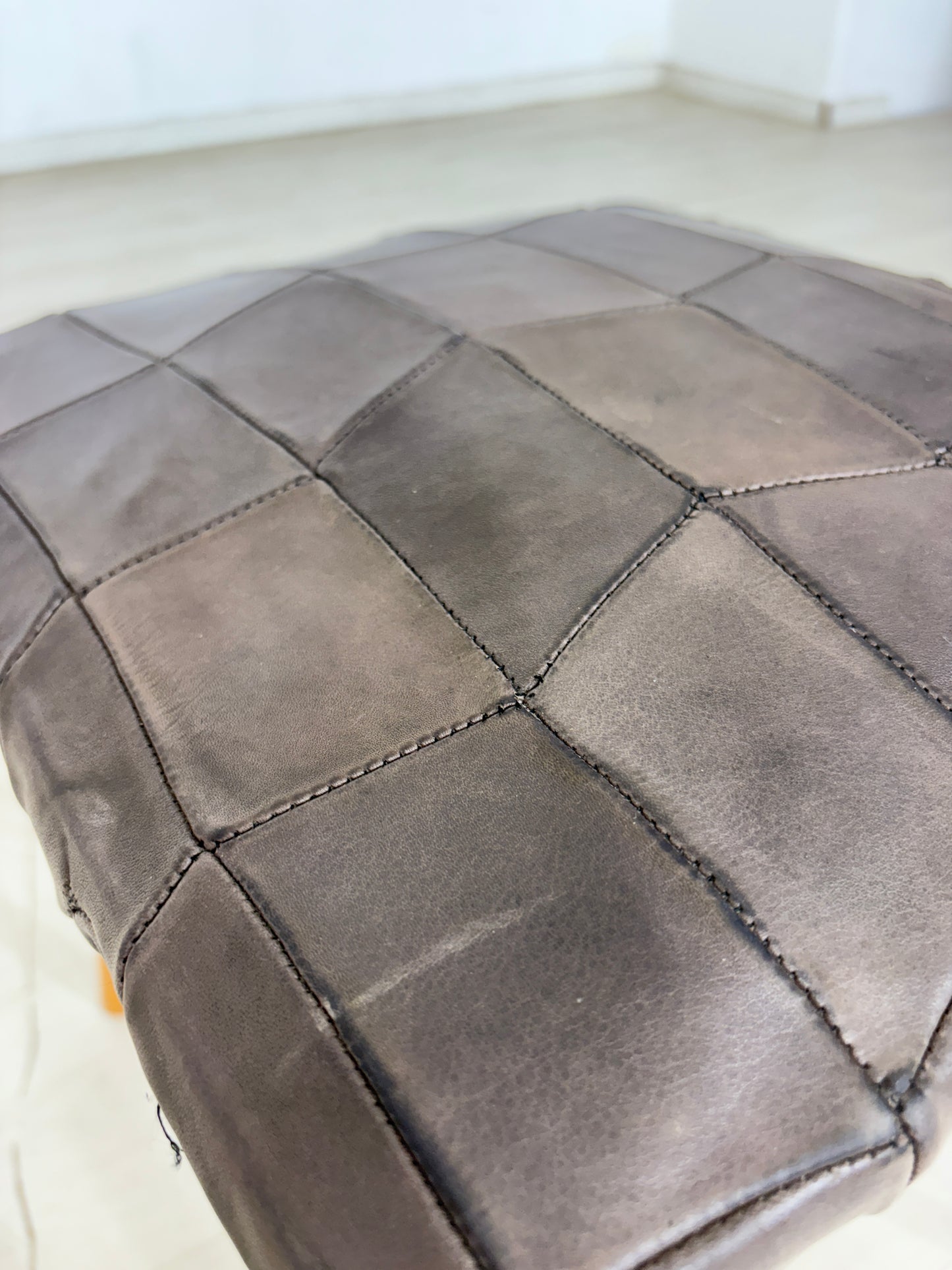 Mid-Century Hocker mit Lederbezug – Vintage Design 60er Jahre