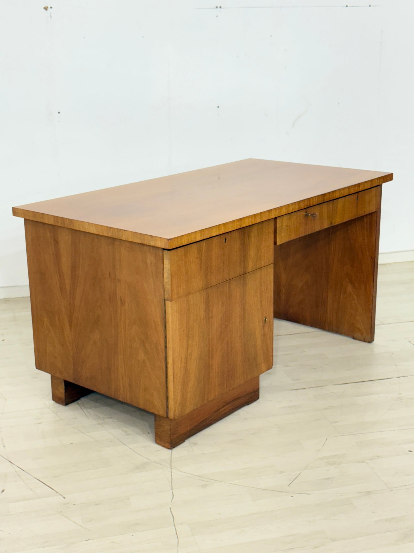 Art Deco Schreibtisch / Vintage Schreibtisch / 1928er Jahre Schreibtisch / Nussbaum Bürotisch