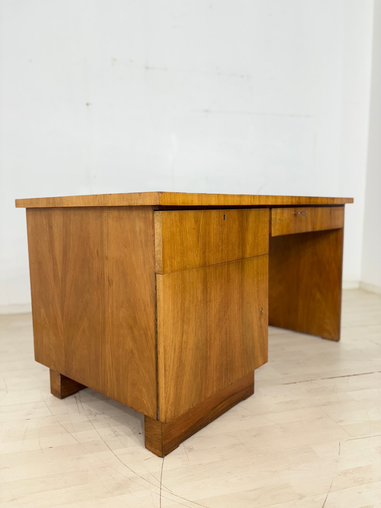 Art Deco Schreibtisch / Vintage Schreibtisch / 1928er Jahre Schreibtisch / Nussbaum Bürotisch