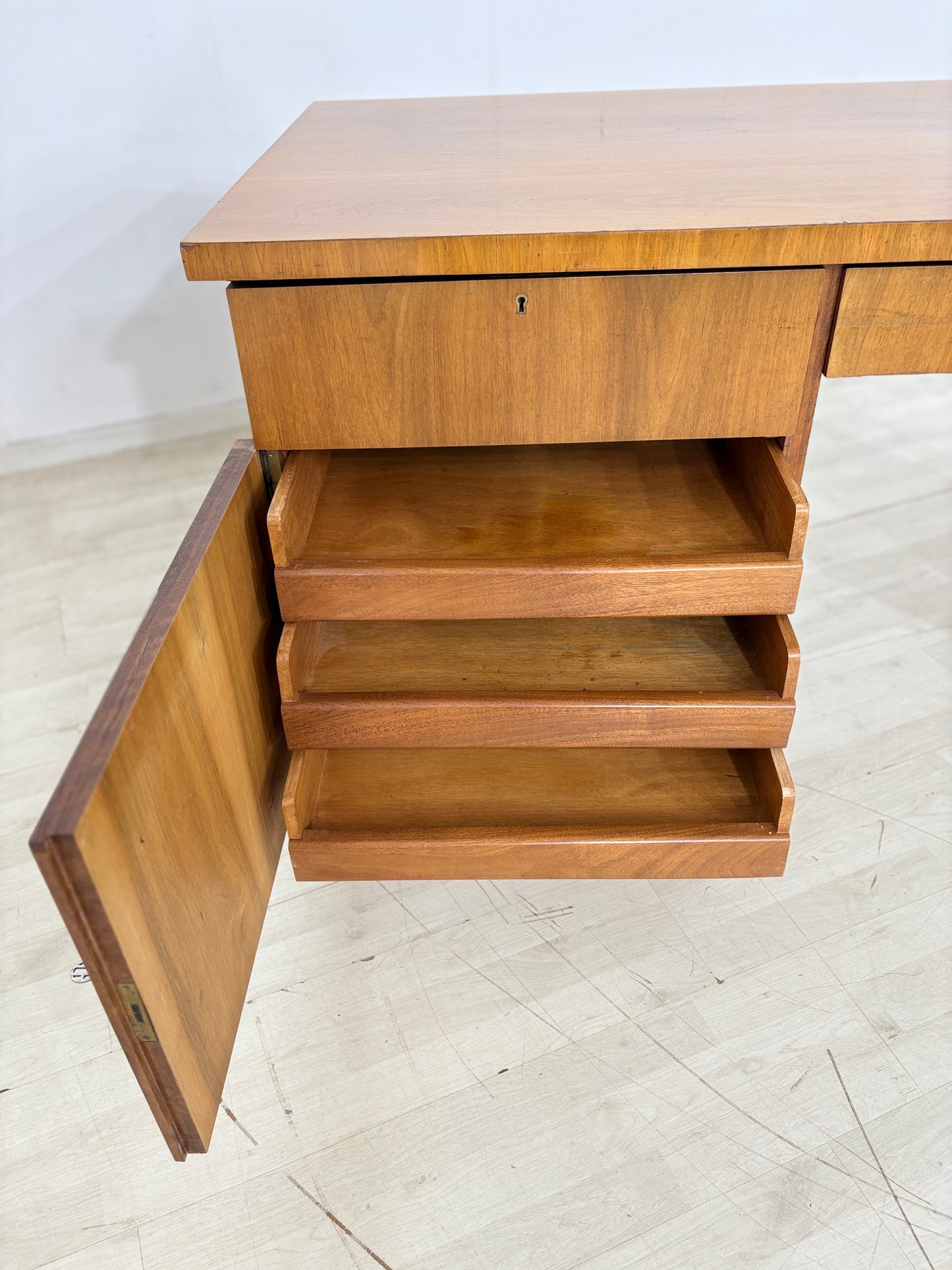 Art Deco Schreibtisch / Vintage Schreibtisch / 1928er Jahre Schreibtisch / Nussbaum Bürotisch