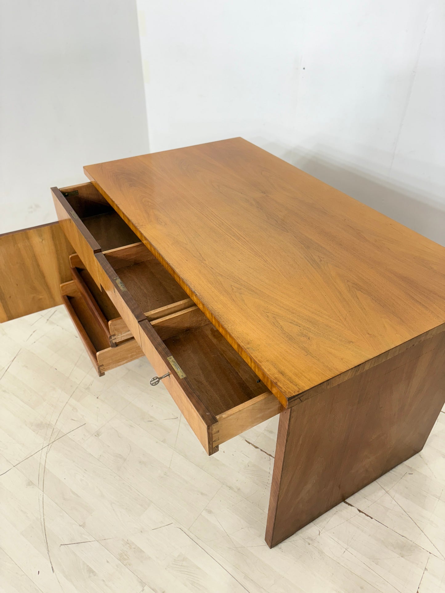 Art Deco Schreibtisch / Vintage Schreibtisch / 1928er Jahre Schreibtisch / Nussbaum Bürotisch