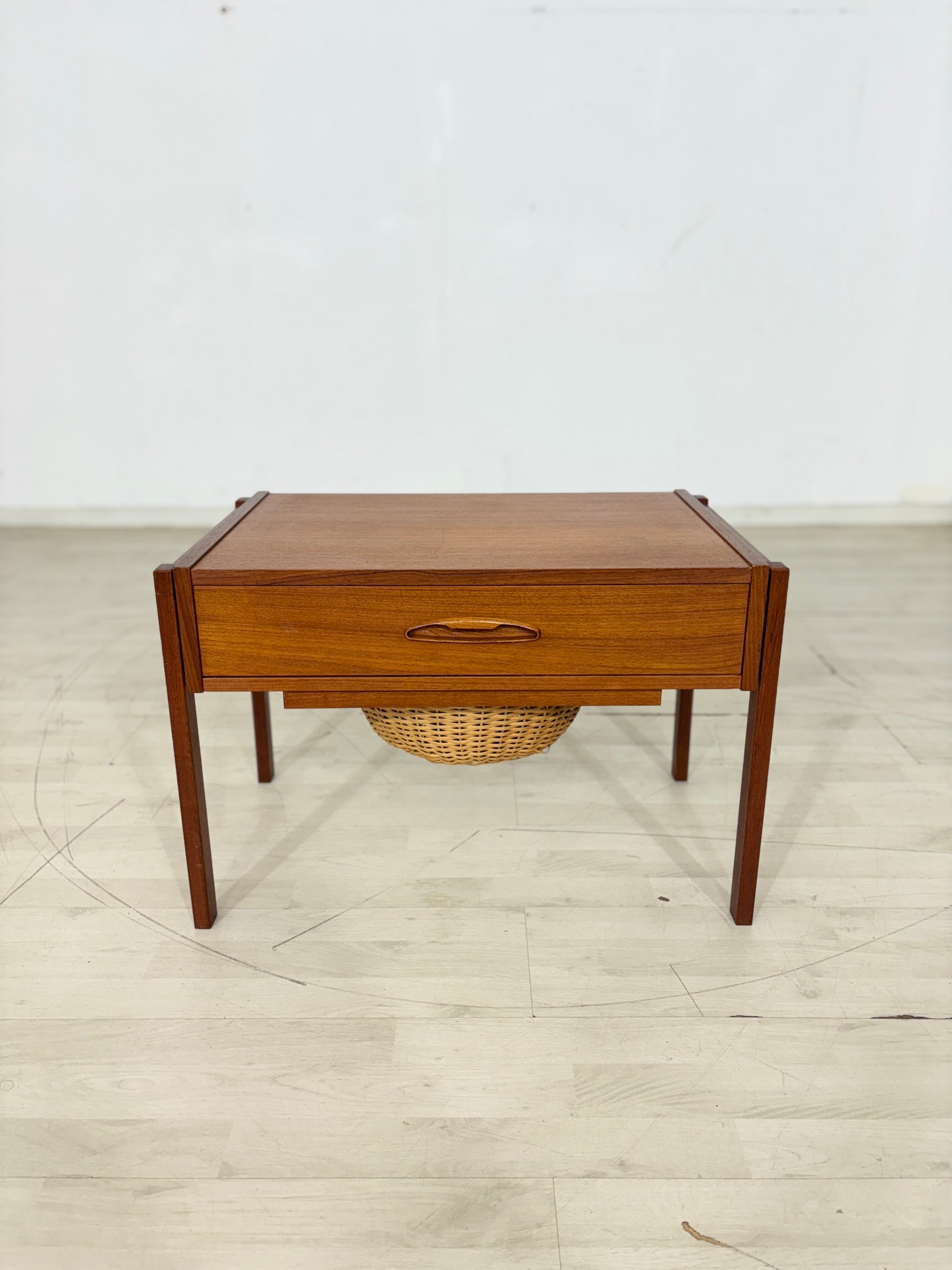 Sehr schöner Mid-Century Teak Nähtisch / 60er Jahre Kommode / Teak Kommode / Vintage Beistelltisch