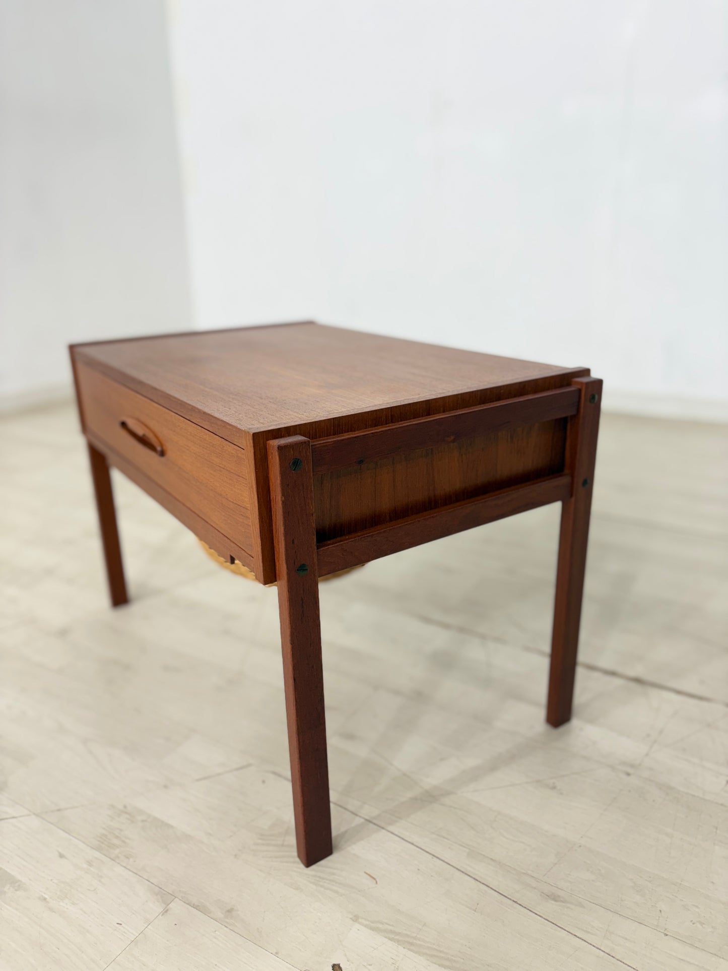 Sehr schöner Mid-Century Teak Nähtisch / 60er Jahre Kommode / Teak Kommode / Vintage Beistelltisch