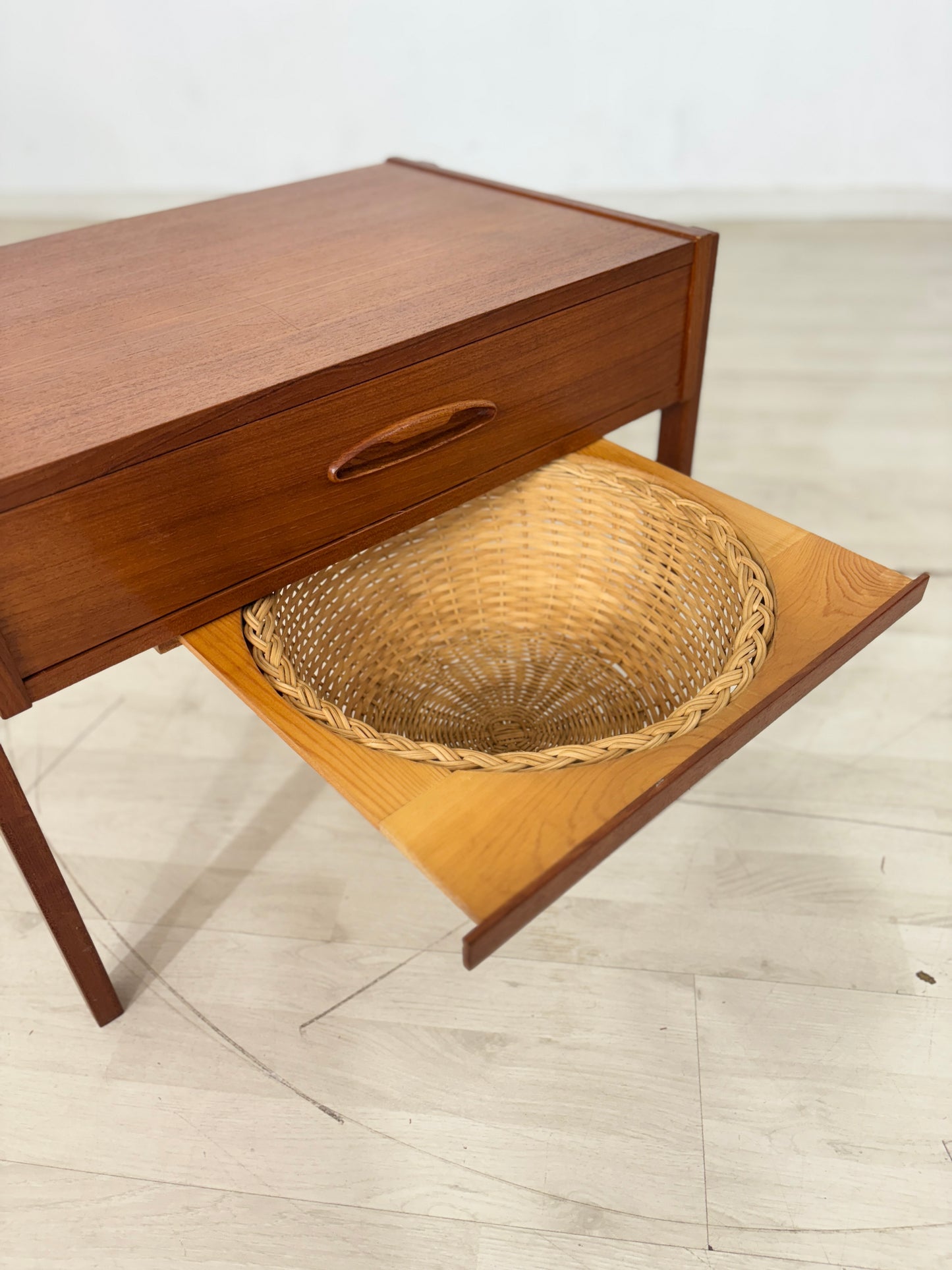 Sehr schöner Mid-Century Teak Nähtisch / 60er Jahre Kommode / Teak Kommode / Vintage Beistelltisch