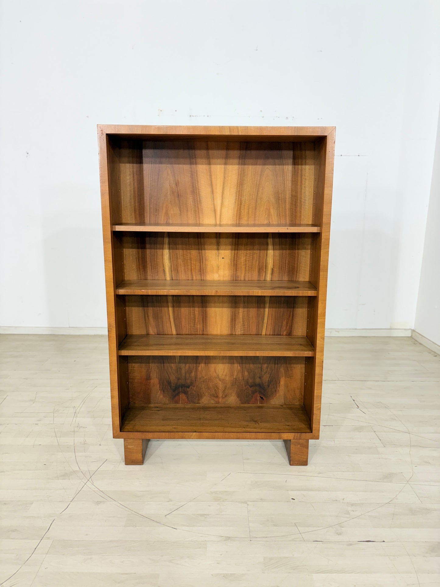 Elegantes Art Deco Walnuss-Regal / Antik Bücherregal / Fächerschrank von 1928