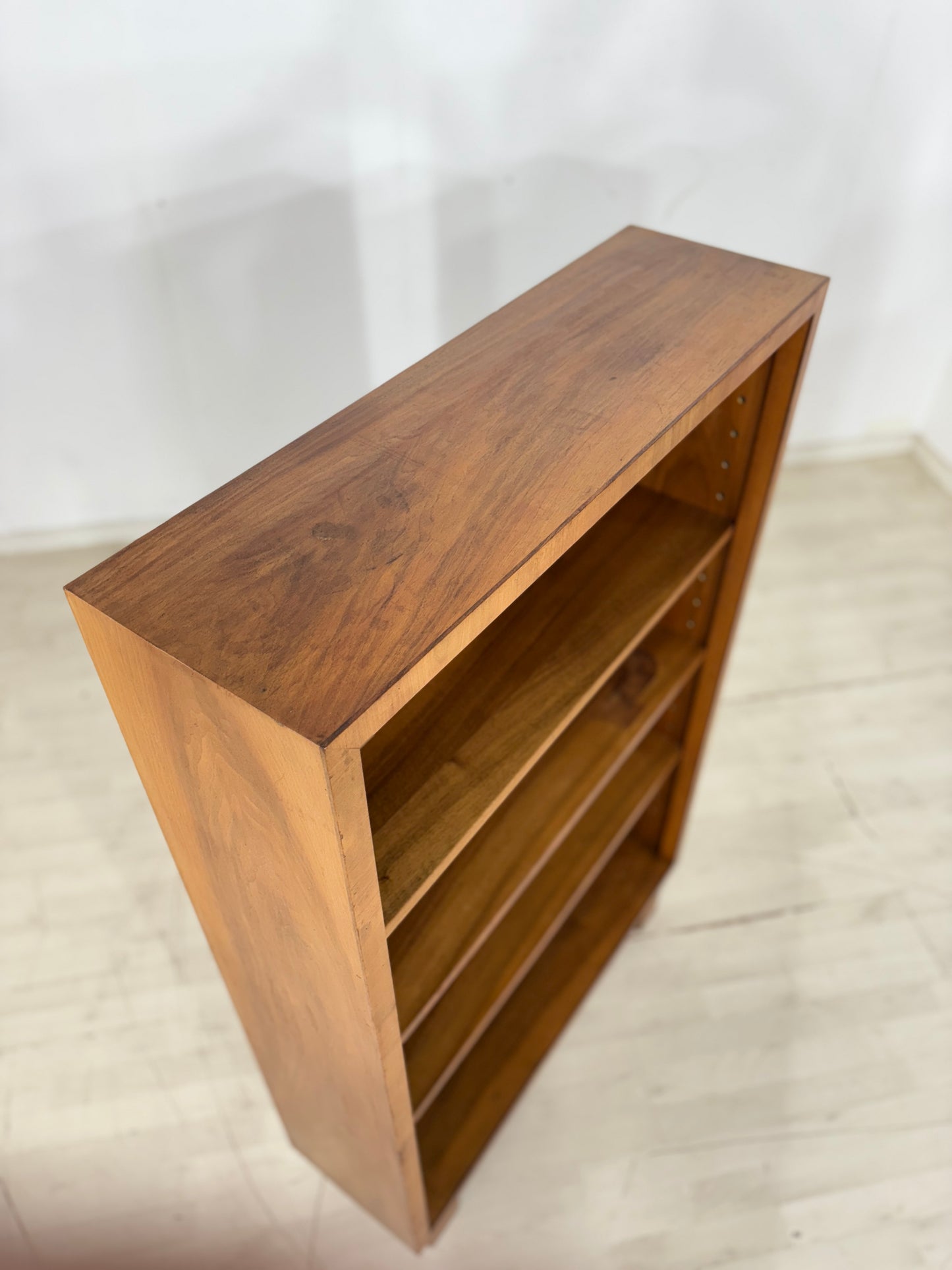 Elegantes Art Deco Walnuss-Regal / Antik Bücherregal / Fächerschrank von 1928