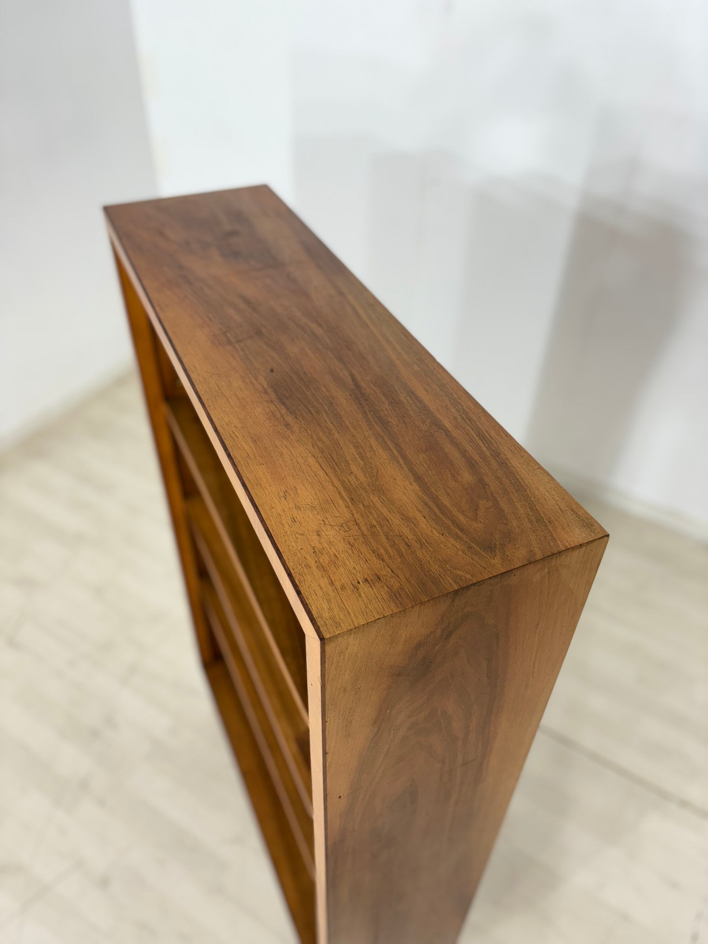 Elegantes Art Deco Walnuss-Regal / Antik Bücherregal / Fächerschrank von 1928