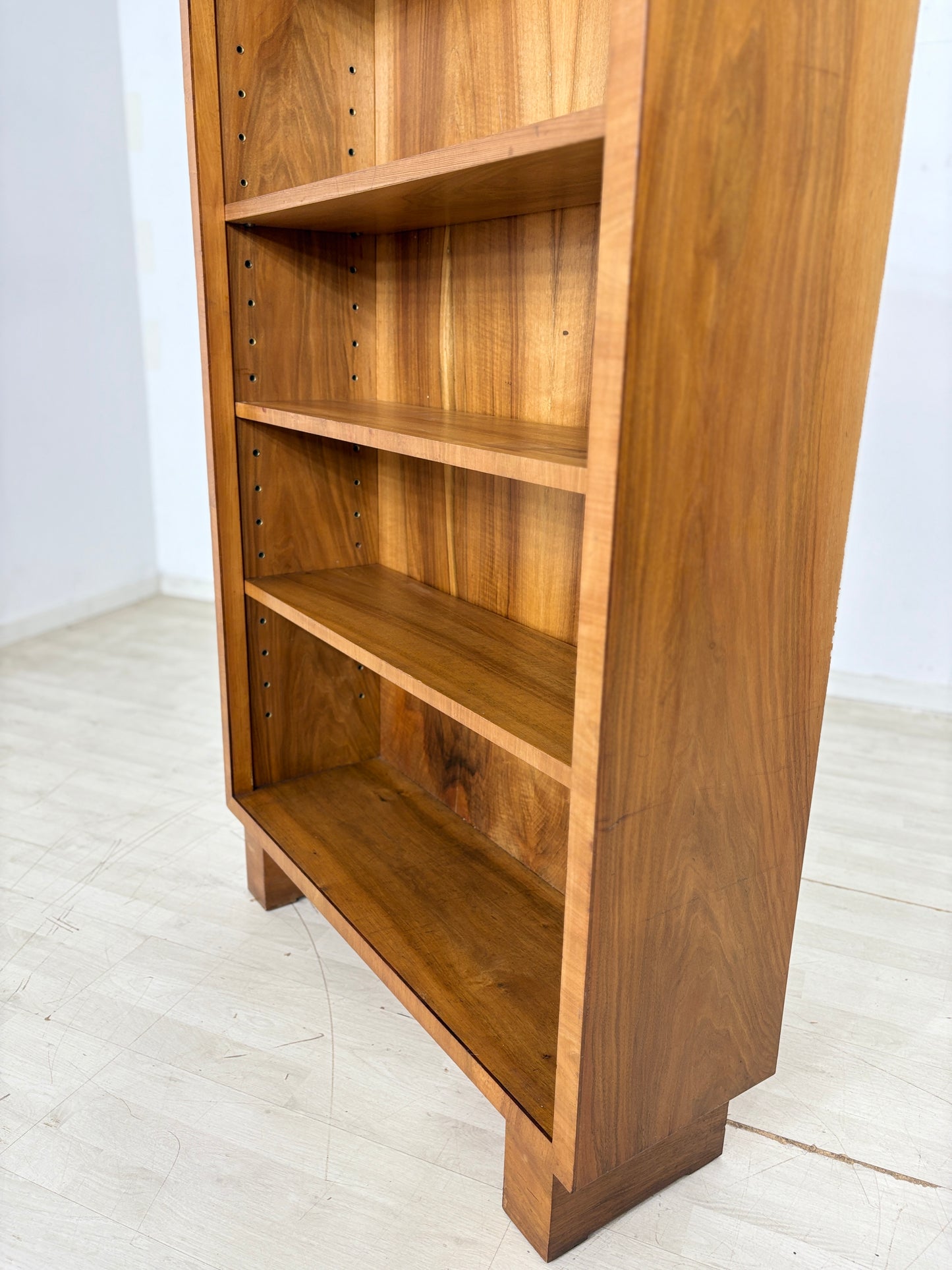 Elegantes Art Deco Walnuss-Regal / Antik Bücherregal / Fächerschrank von 1928