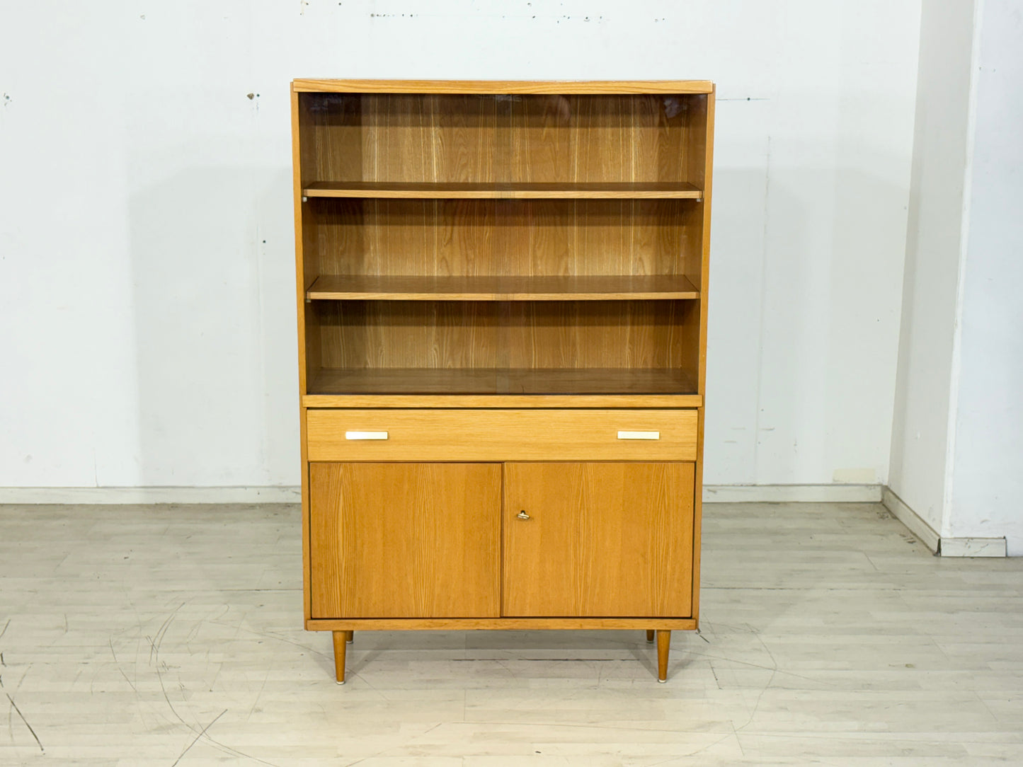 Elegantes Mid-Century Highboard – Stilvolle Vitrine aus den 60er Jahren