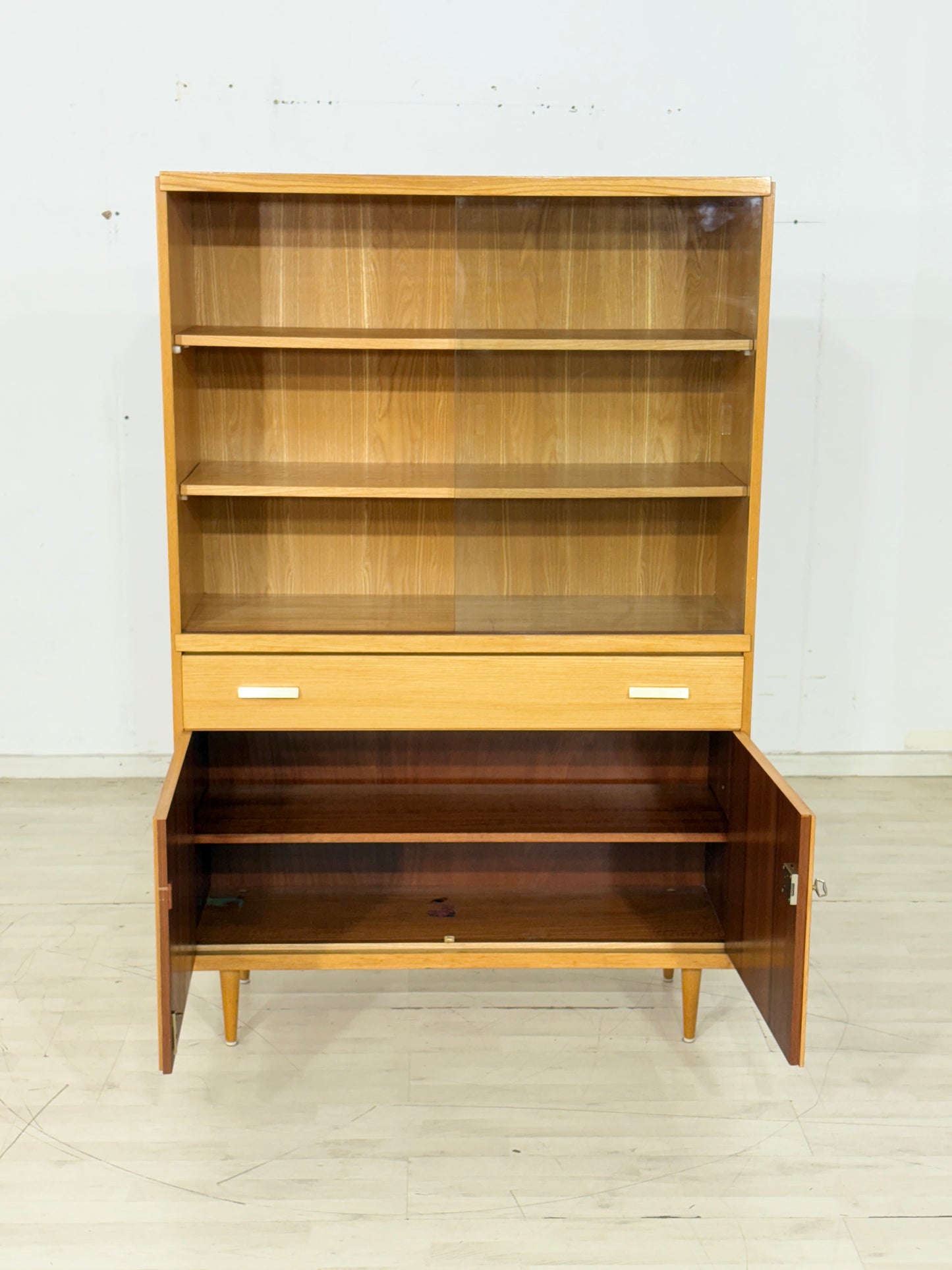 Elegantes Mid-Century Highboard – Stilvolle Vitrine aus den 60er Jahren